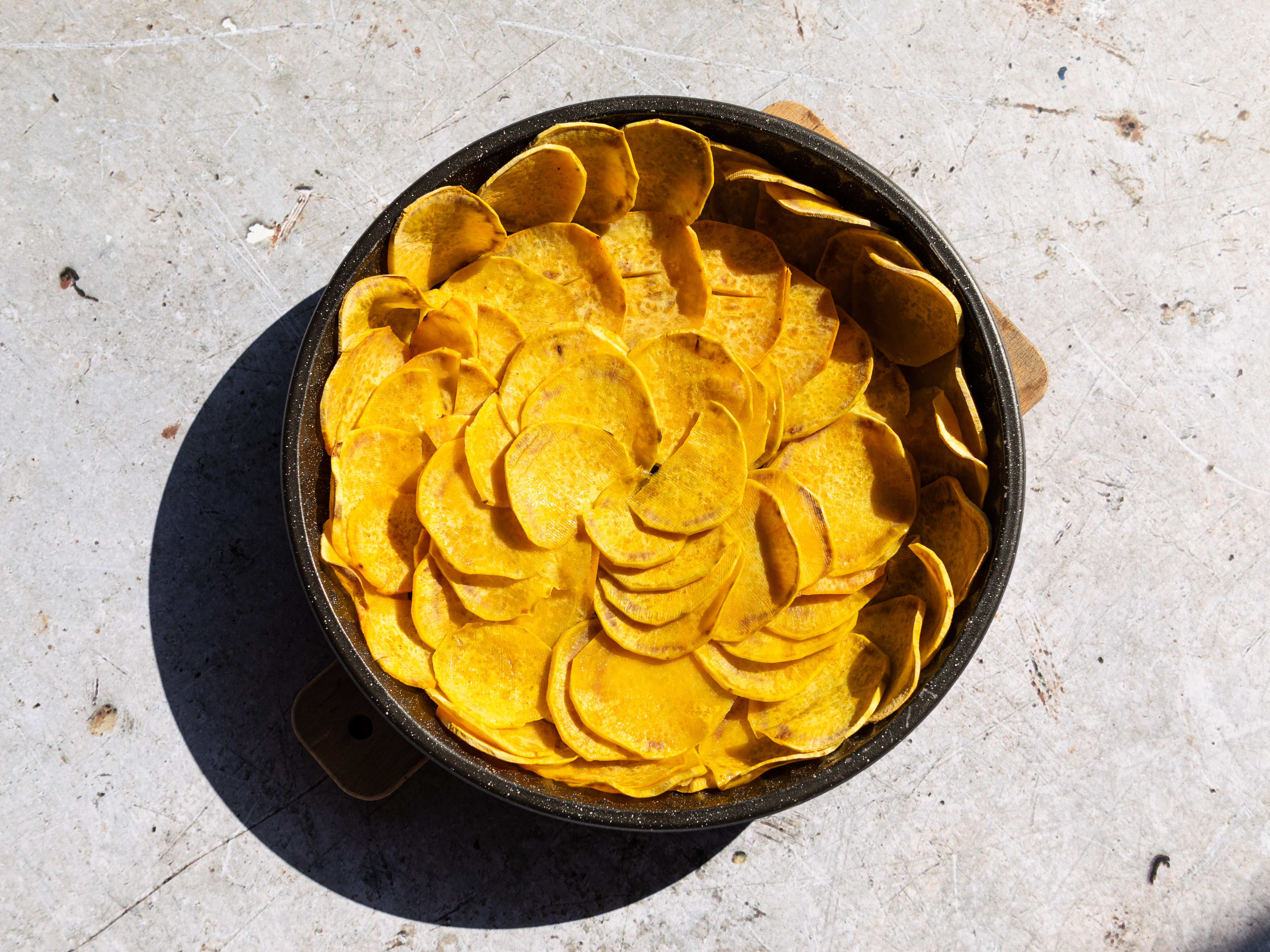 Schritt 1: Die Süsskartoffelscheiben gleichmässig am Boden und an den Seiten der Form auslegen.