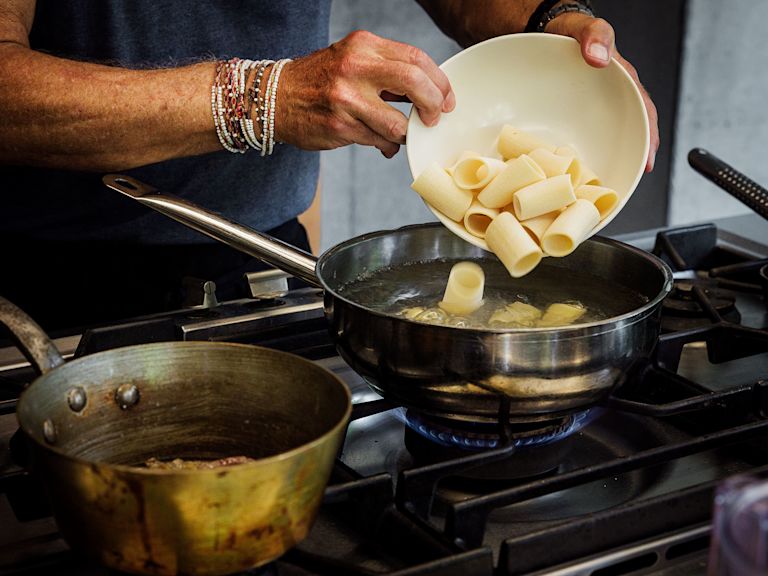 Schritt 1: Die Pasta in viel kochendes Salzwasser geben Schritt 1: Die Pasta in viel kochendes Salzwasser geben