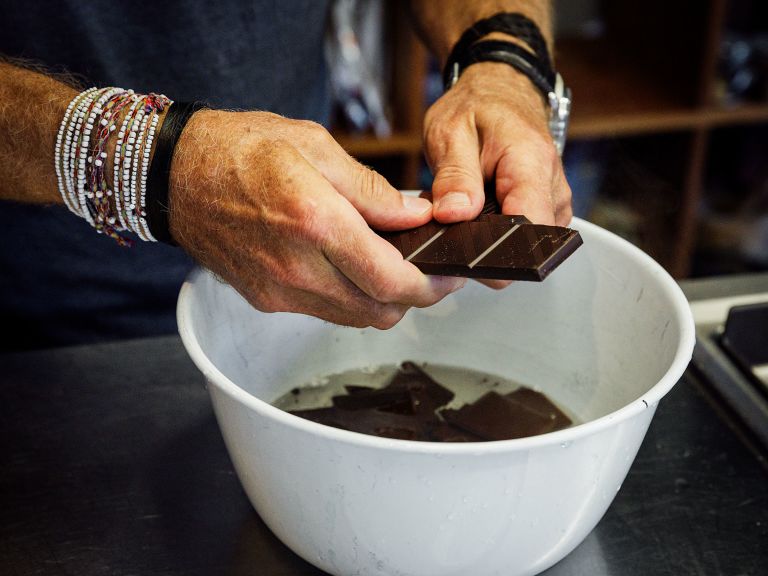 Schritt 2: Ei-Zucker-Masse  für Schokoladenkuchen Nemesis rühren