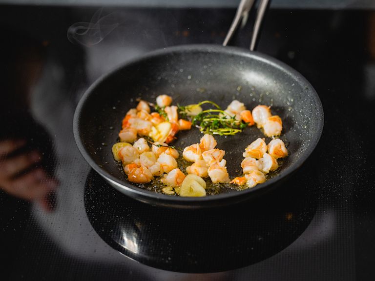 Schritt 3: Krevetten für Kräuter Risotto mit knusprigem Barbarakraut und Riesenkrevetten anbraten & anrichten Schritt 3: Krevetten für Kräuter Risotto mit knusprigem Barbarakraut und Riesenkrevetten anbraten & anrichten