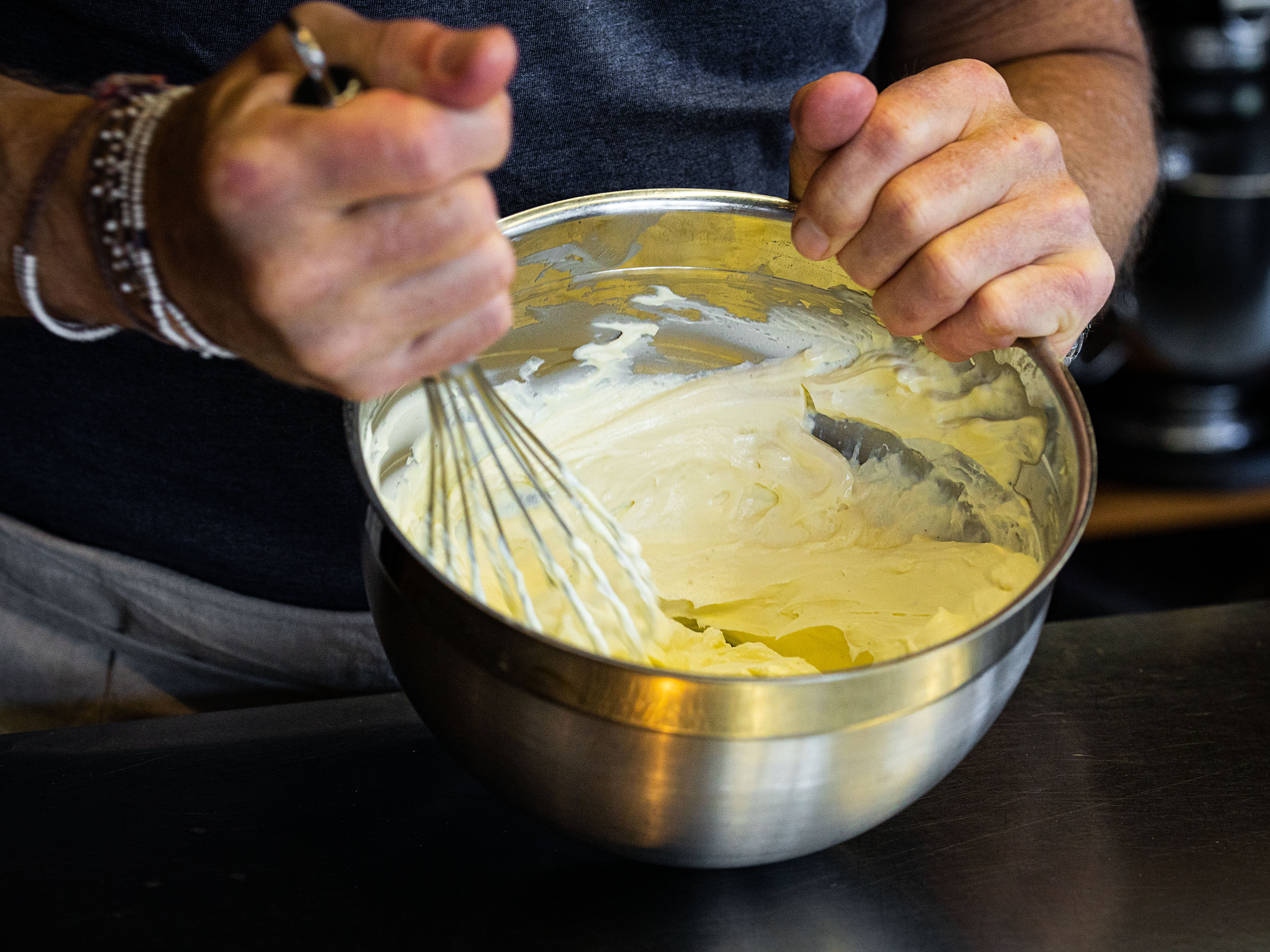 Schritt 2: Labneh mit den Vanillesamen, dem Honig und dem Orangensaft und -abrieb gut verrühren