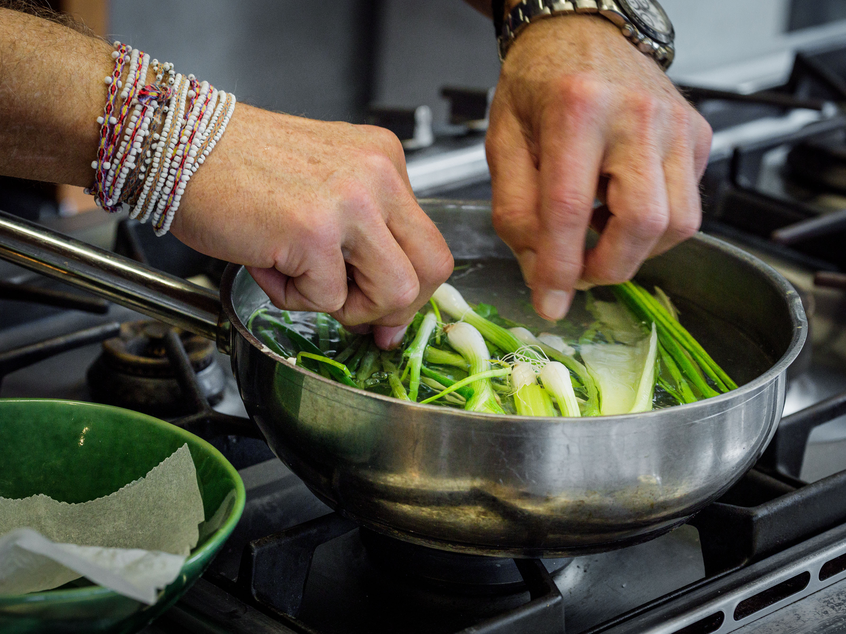 Schritt 1:  Frühlingszwiebeln mit den Pfefferkörnern in das Wasser geben und zugedeckt zum Kochen bringen