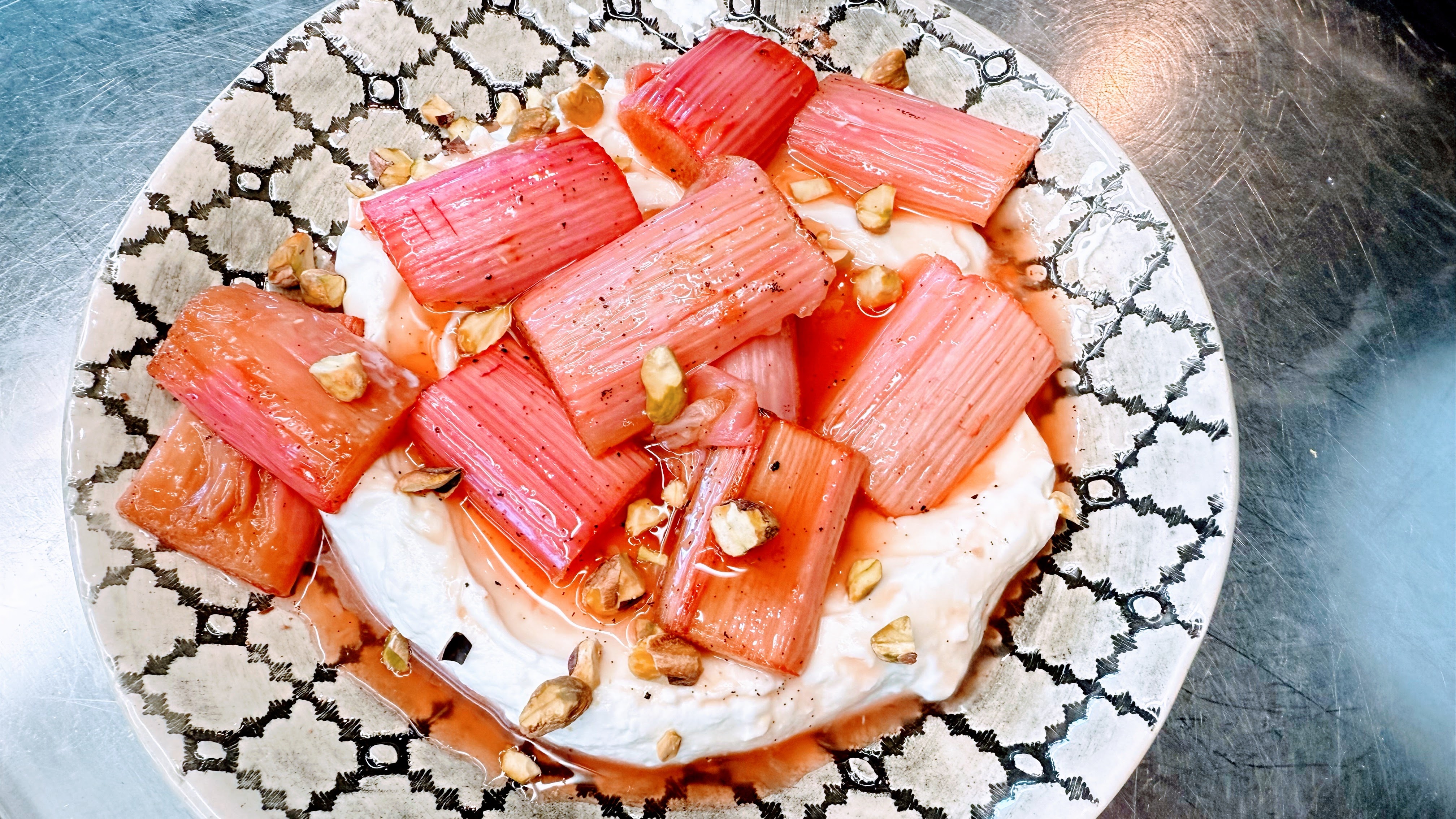 Schritt 3: Gerösteter Rhabarber mit Joghurt Crème (Labneh) anrichten und servieren