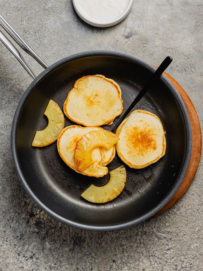 Hawaiianische Pfannkuchen mit Ananas und Kokosnuss Rezept Hawaiianische Pfannkuchen mit Ananas und Kokosnuss Rezept