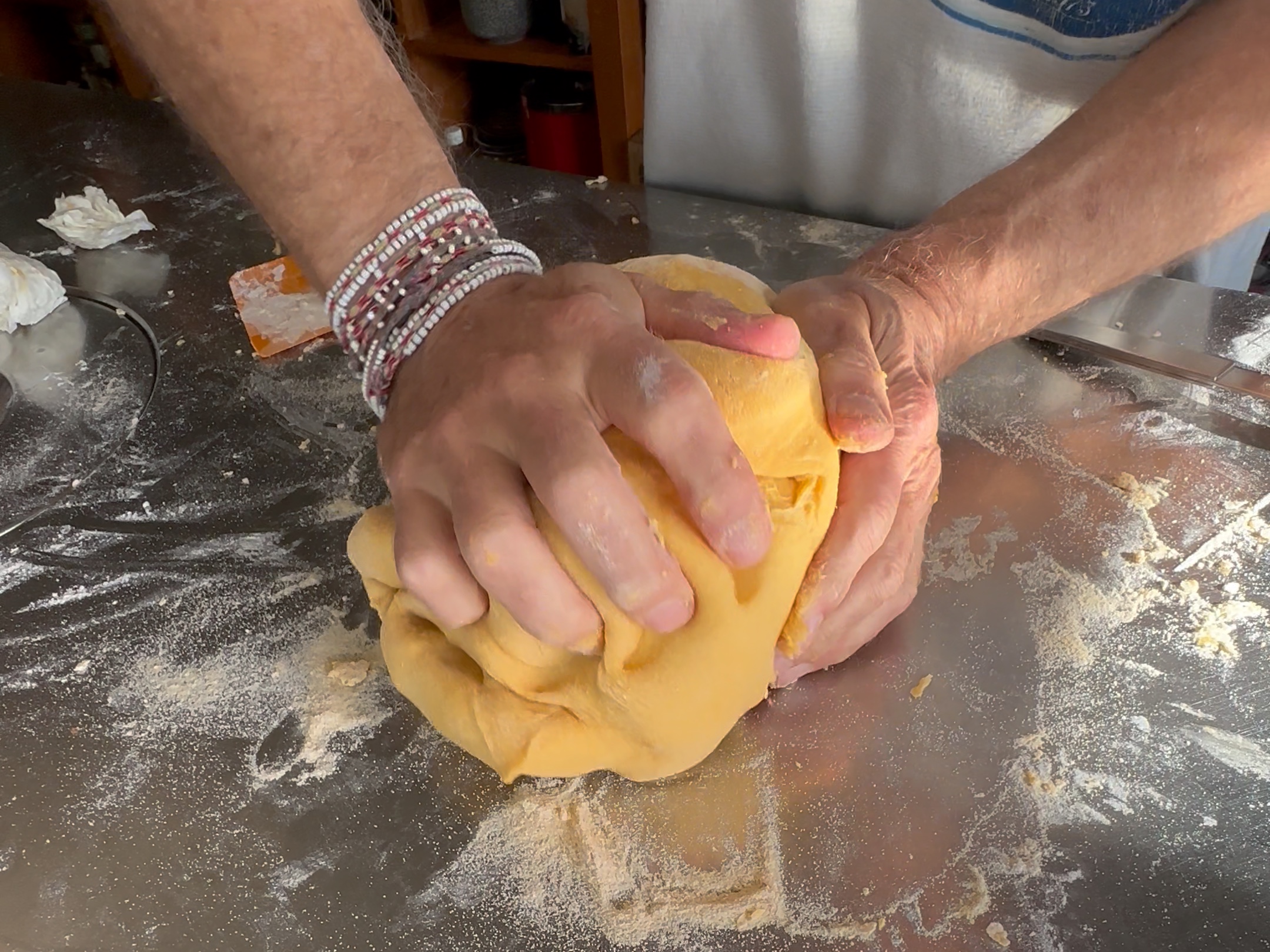 Schritt 2: Teig aus der Schüssel nehmen und auf der Arbeitsfläche mit den Handballen einige Minuten durchkneten