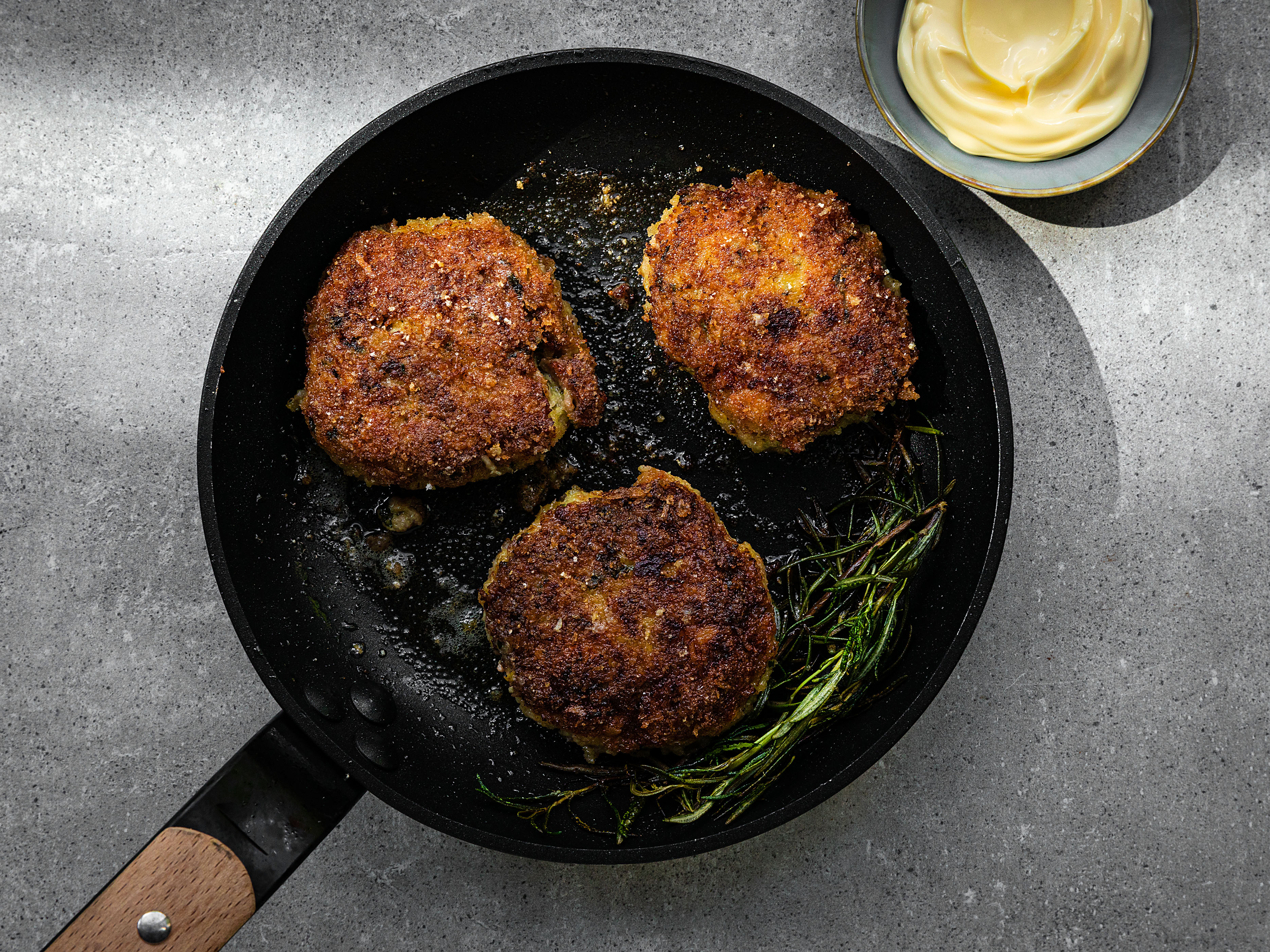 Schritt 4: Die Hacktätschli mit eine selbstgemachte Mayonnaise servieren