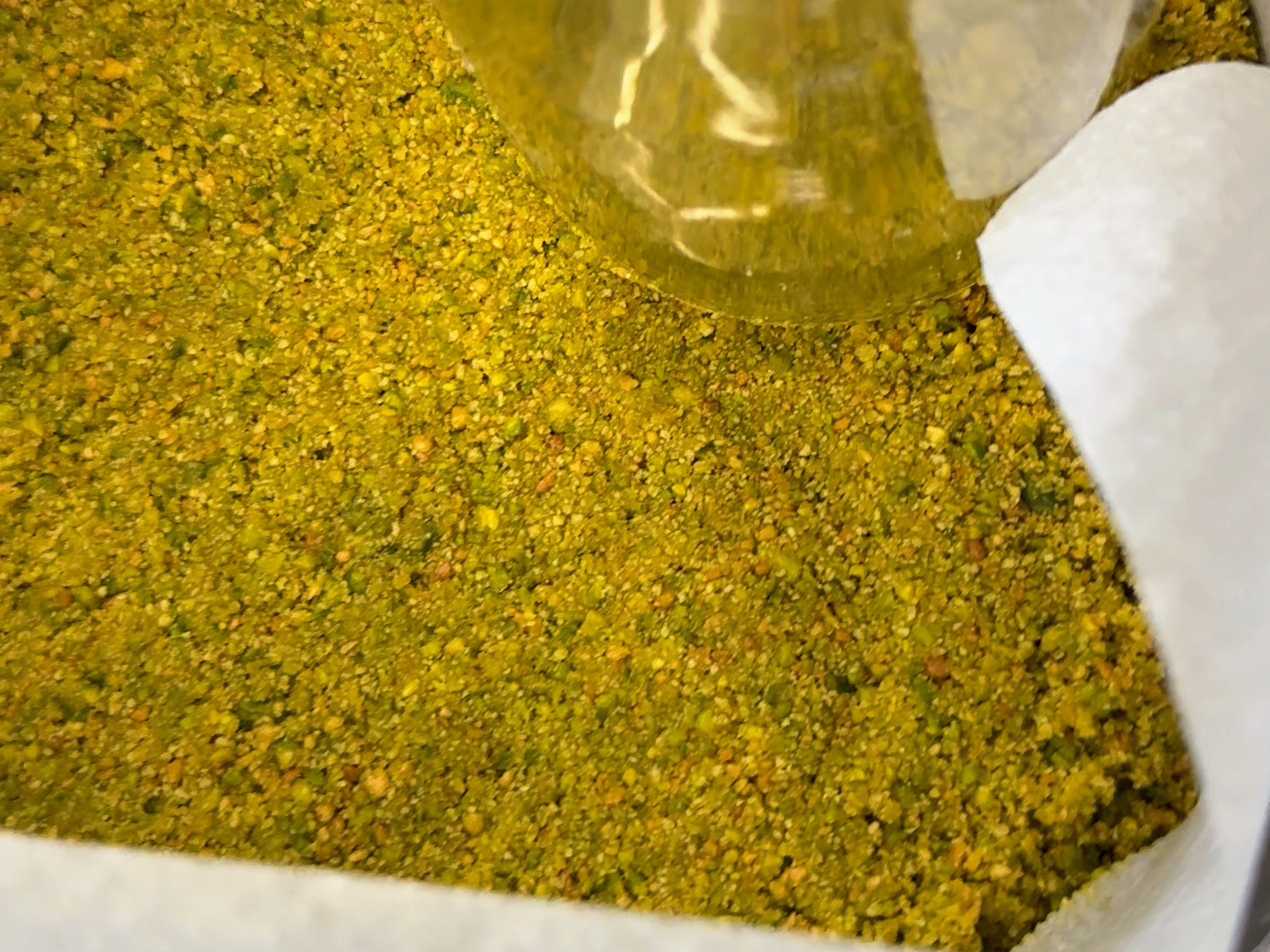 Schritt 1: Eine Springform von 20 cm Durchmesser mit Backpapier auslegen und den Boden gut mit dem Teig auslegen. Mit einem Glasboden den Teig am Boden festdrücken.