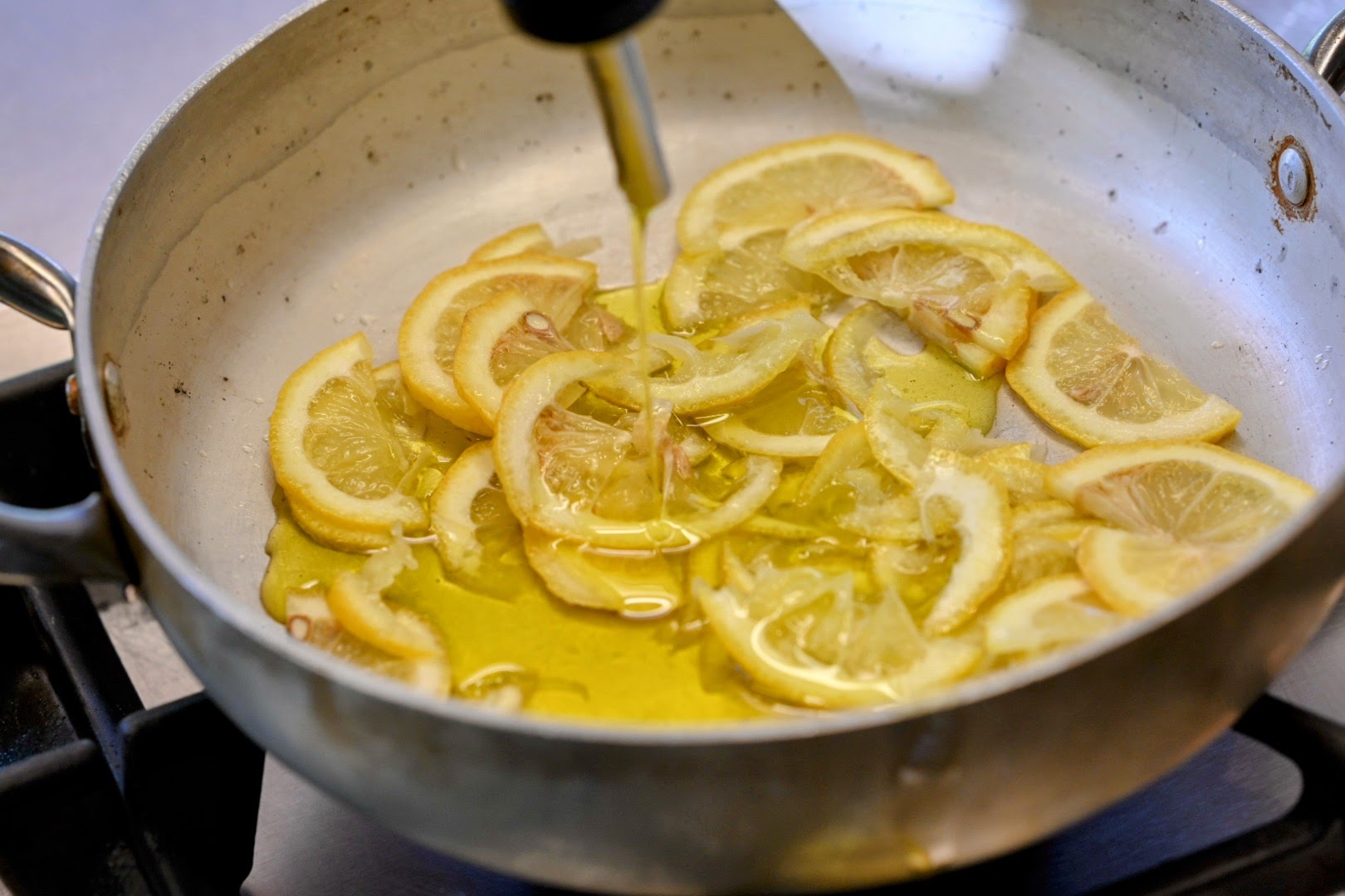 Schritt 1:  Zitronenscheiben kochen und Zucchini für  Pasta Salat mit Zucchini und Zitrone vorbereiten 
