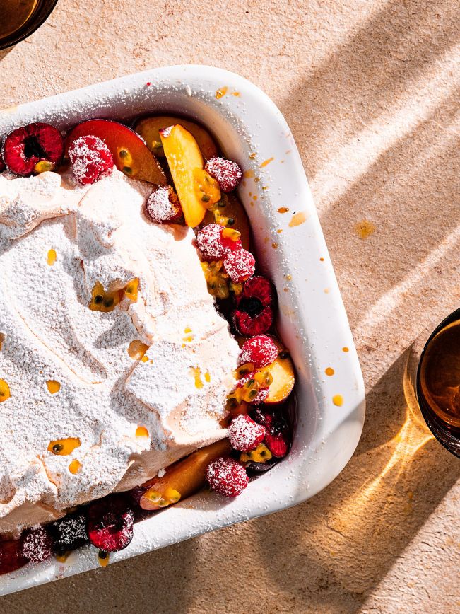 Upside-Down Summer Pavlova Rezept Upside-Down Summer Pavlova Rezept
