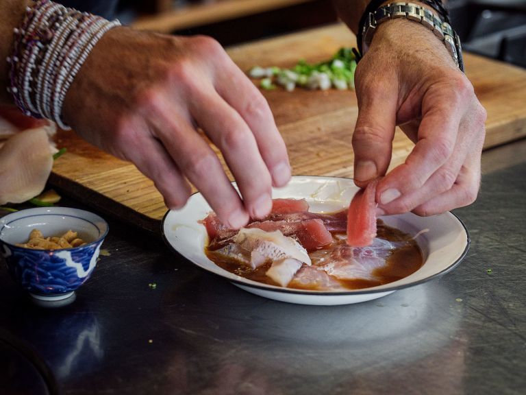 Schritt 1: Marinade für Sashimi-Fischsalat zubereiten und Fisch marinieren 