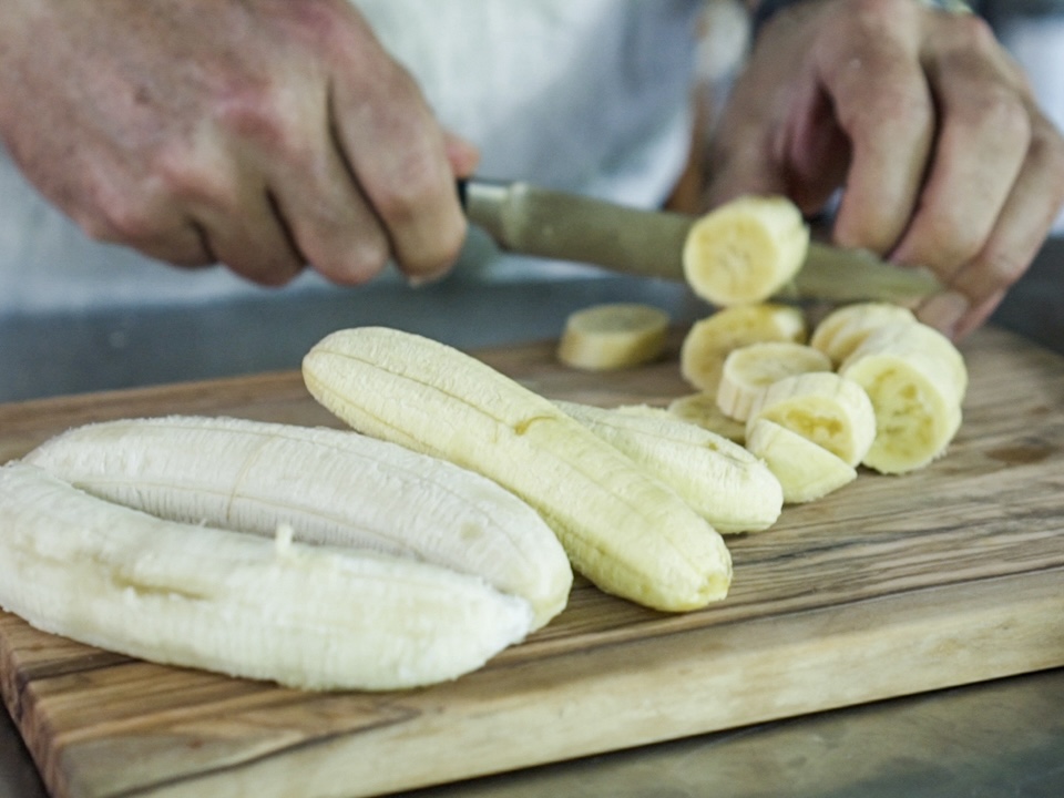 Schritt 1: Bana­nen für Bananenglace einfrieren 