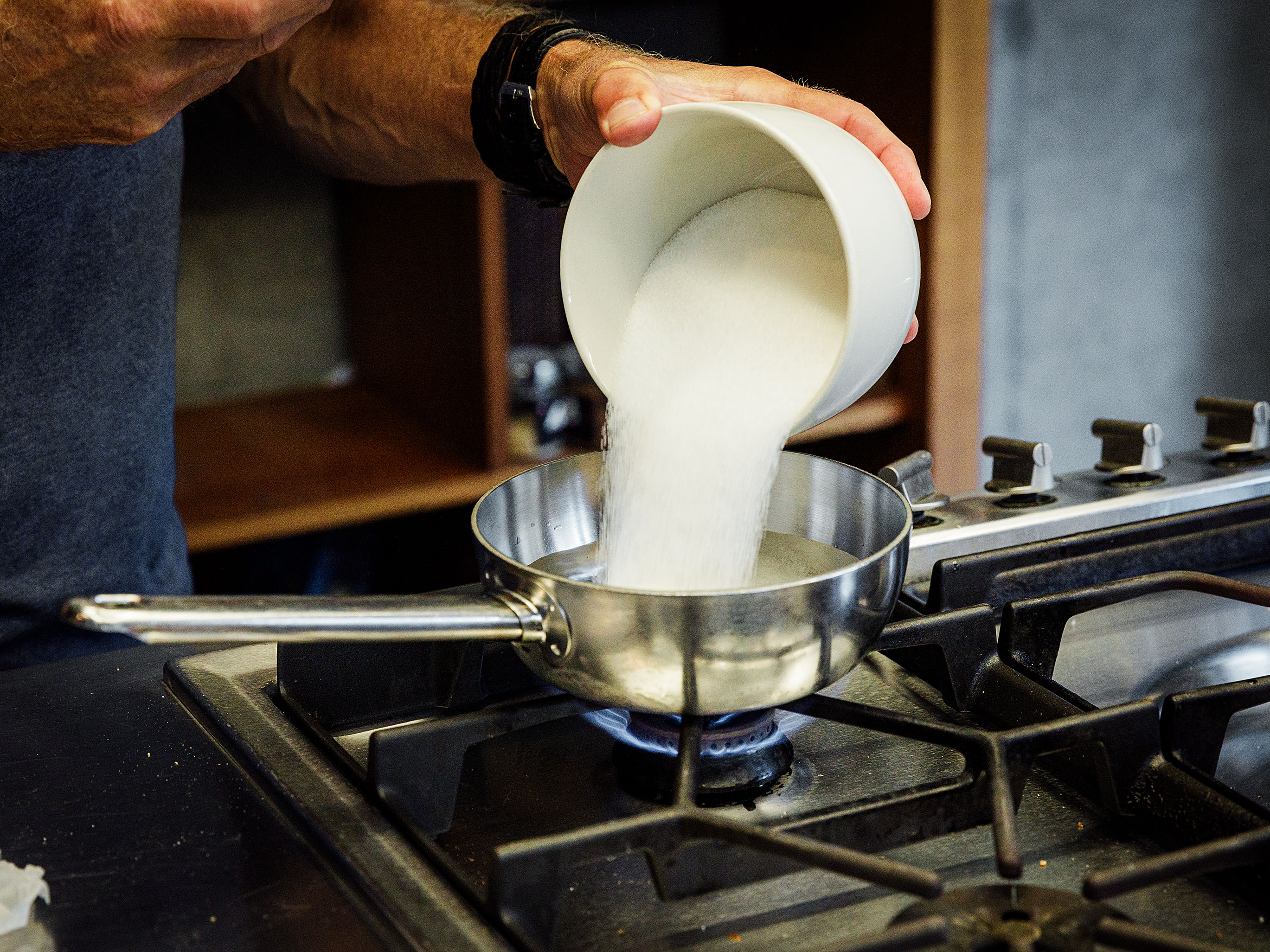 Schritt 2: Ei-Zucker-Masse  für Schokoladenkuchen Nemesis rühren