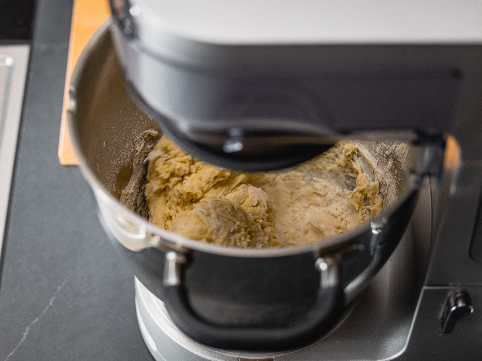 Schritt 1: Milch, Ei und weiche Butter hinzufügen und alles zu einem glatten Teig kneten