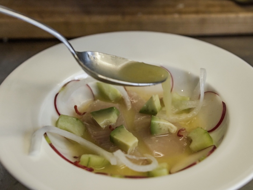 Schritt 3: Ceviche de Hamachi con Mezcal anrichten