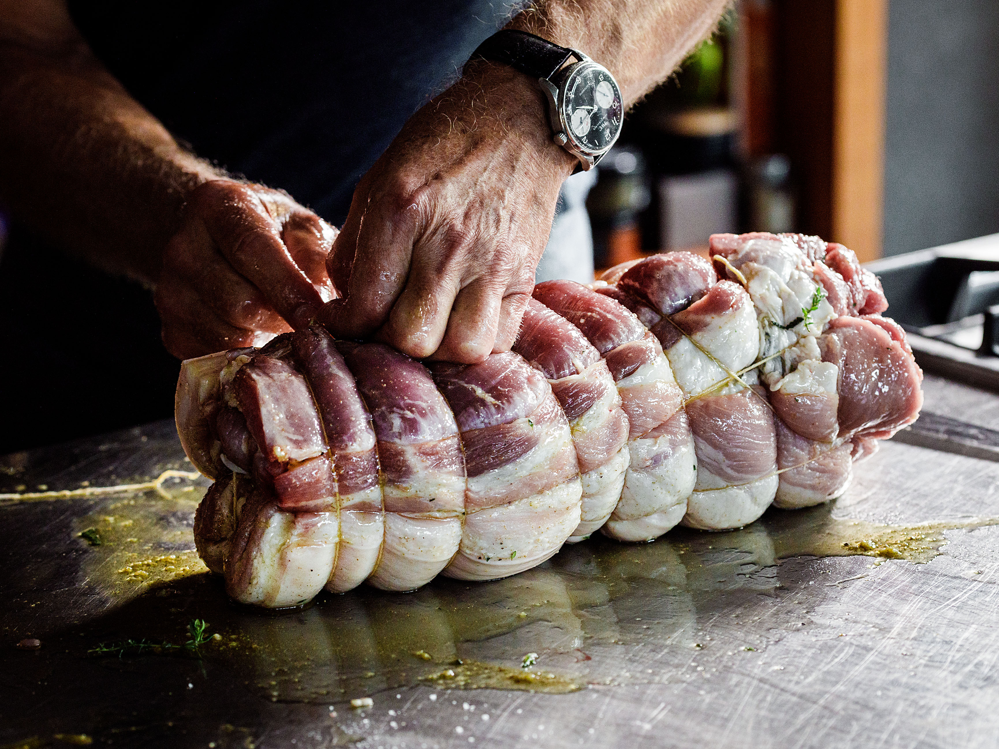 Schritt 3: Das Fleisch mit Fleischnadel und Küchenfaden zunähen