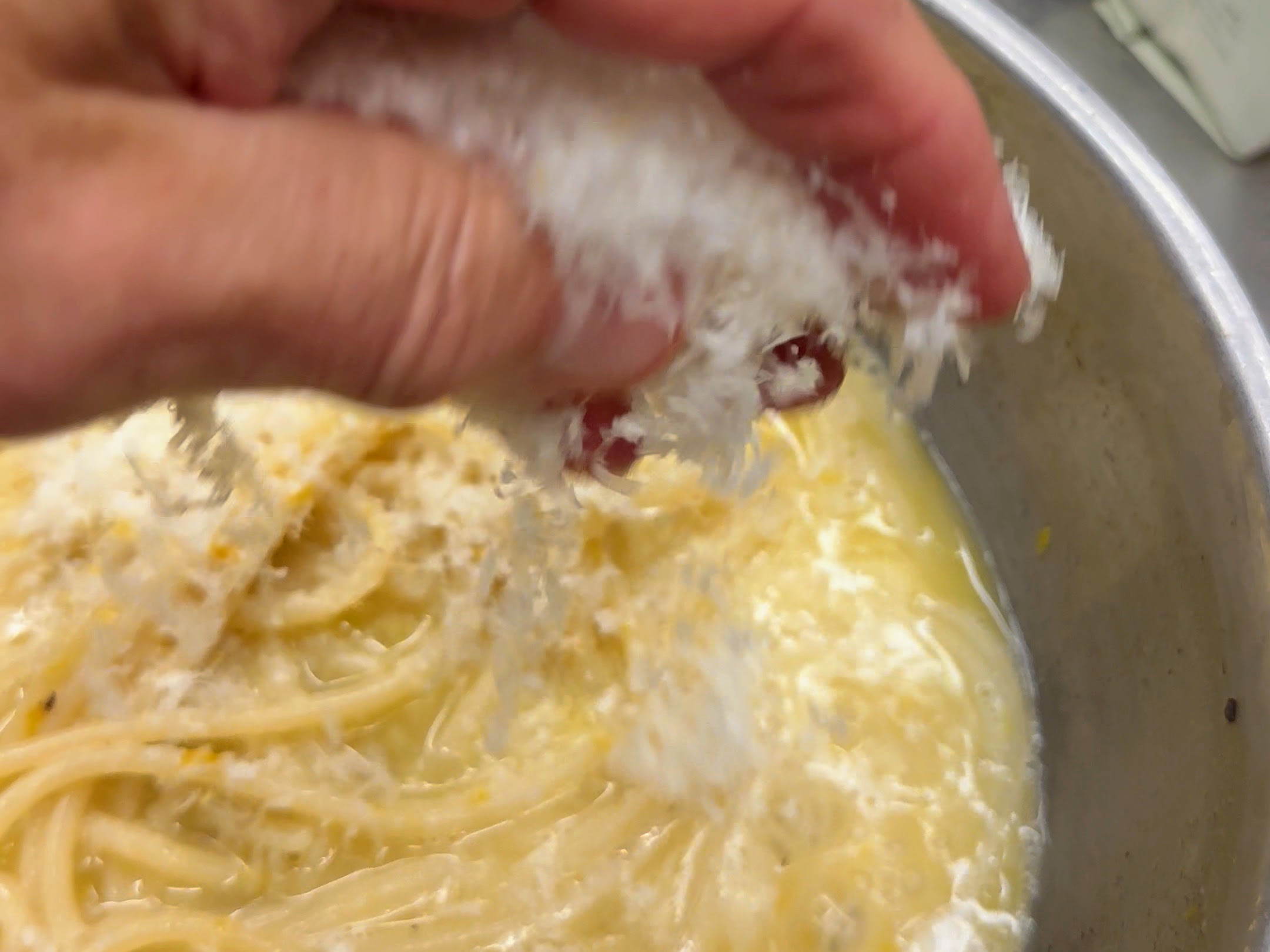 Schritt 4: Parmesan in Pasta mit Meyer Zitrone einrühren 