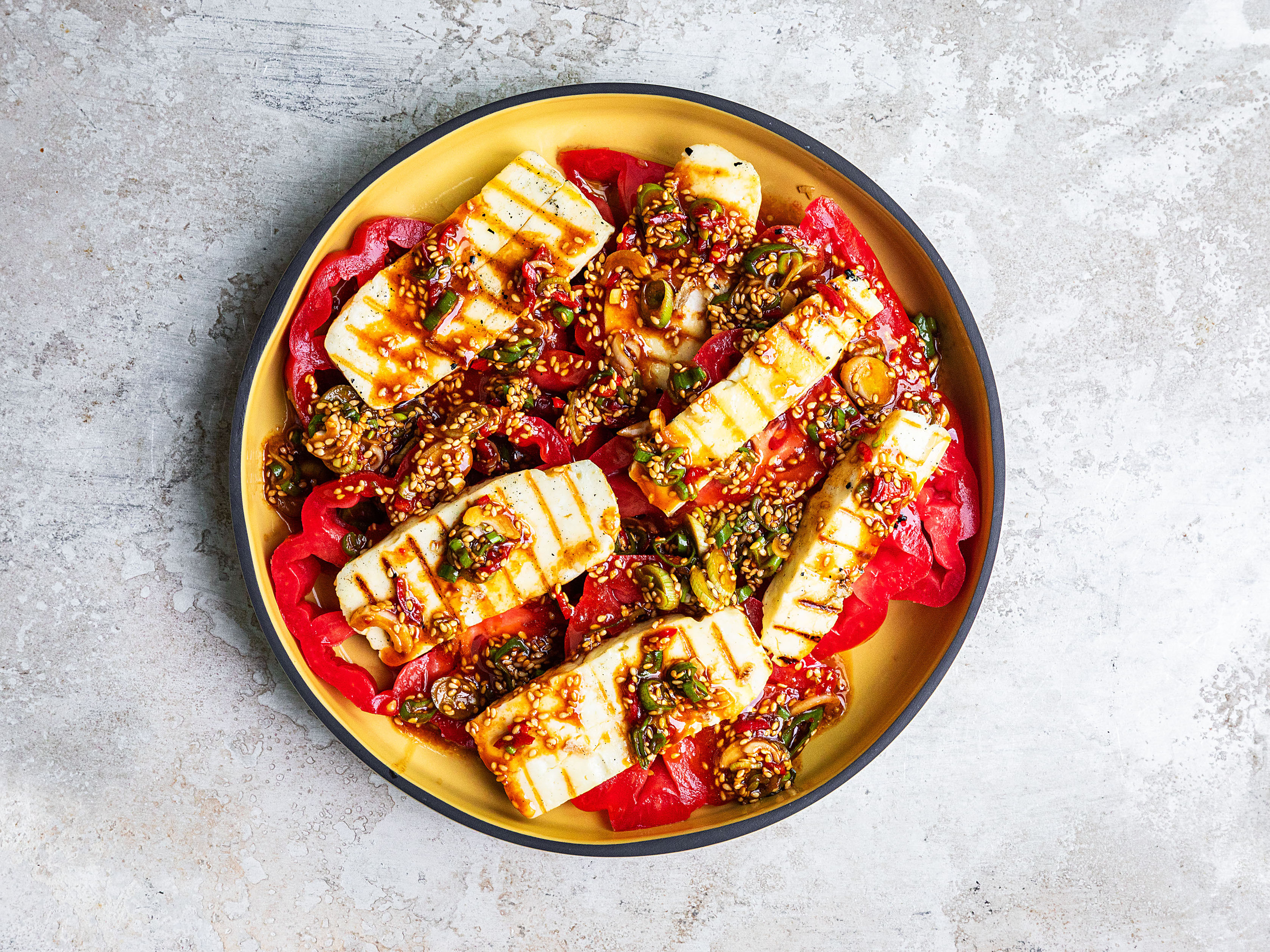 Schritt 3: Grillierter Halloumi mit Chili-Sesam-Dressing, Tomaten und Frühlingszwiebeln anrichten