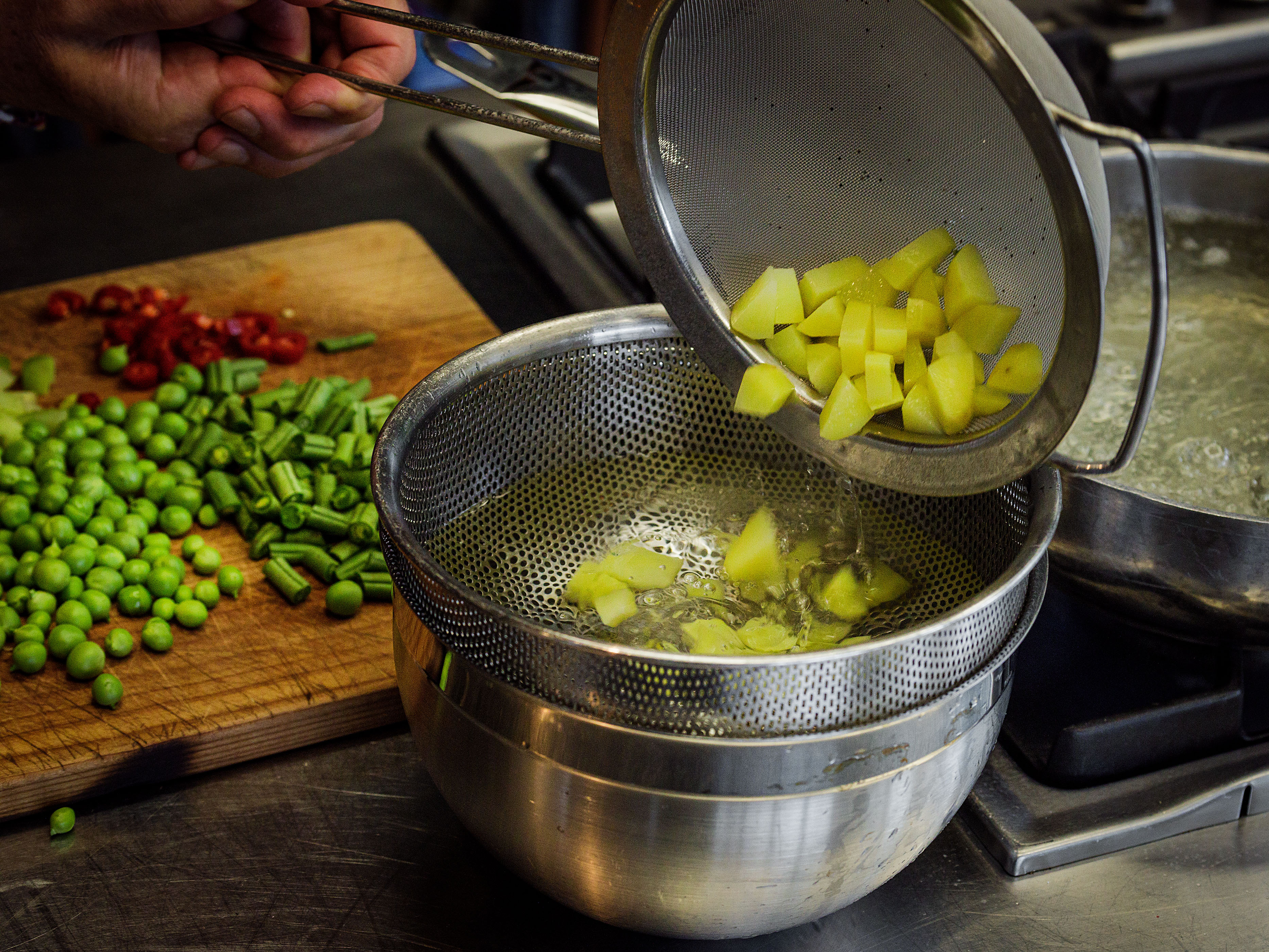 Schritt 2: Gemüse für Insalata Russa rüsten 