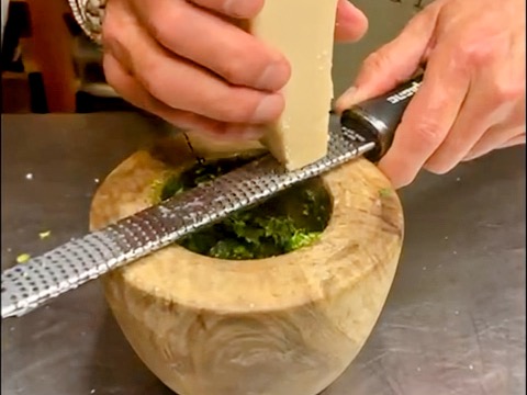 Schritt 1: Zubereitung des Pestos und der Tomaten für Caprese-Burrata Focaccia-Sandwich 