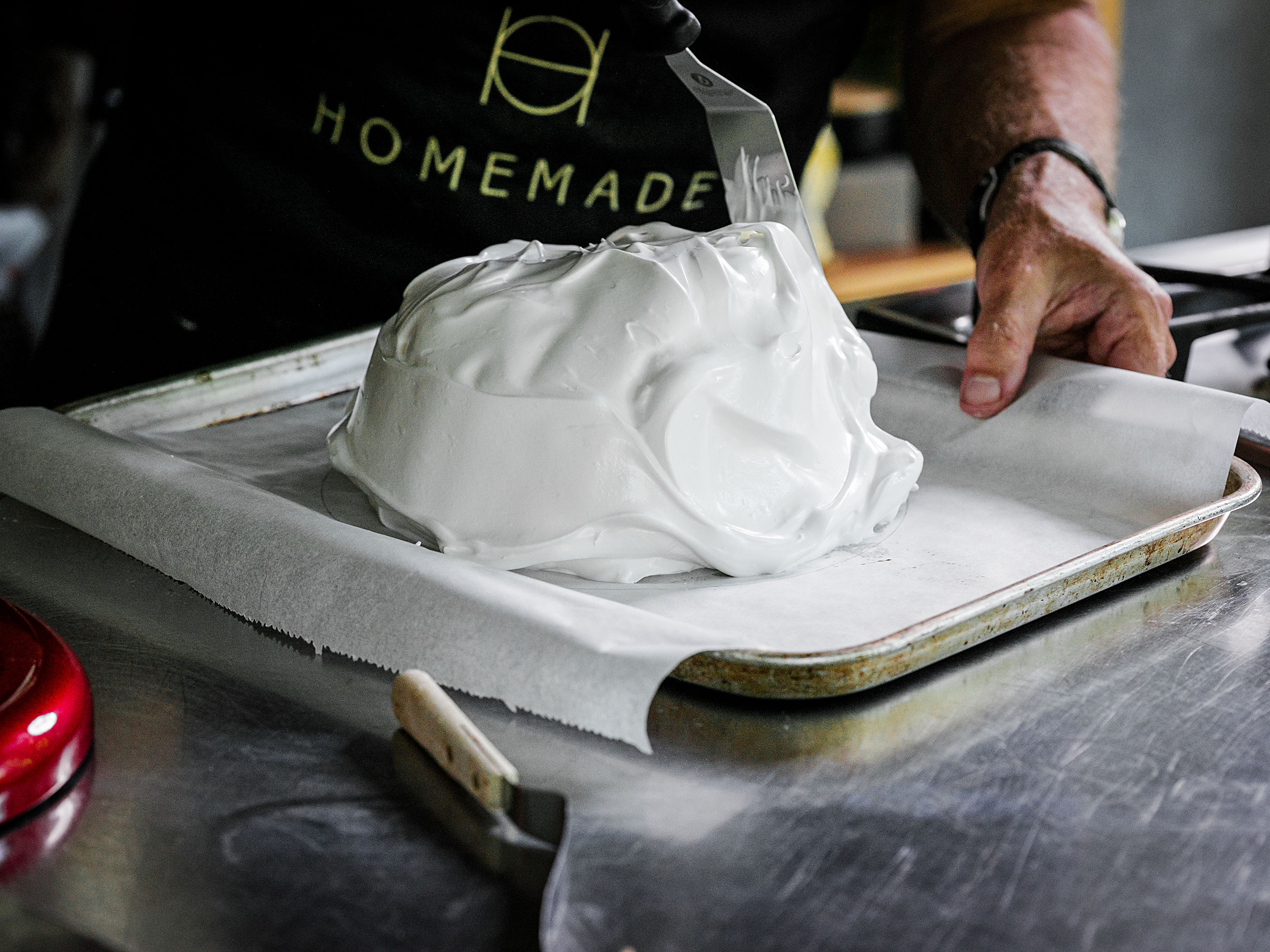 Schritt 3: Den Rand mit dem Spatel glatt nach oben ziehen