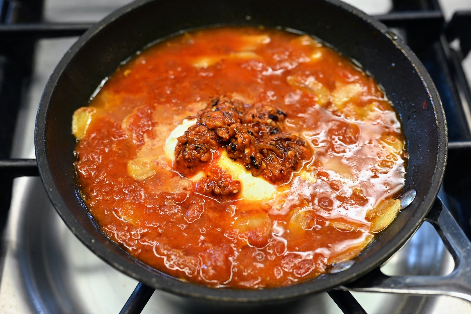 Schritt 2:Sauce  für Röst-Spitzkohl mit Chili Crisp-Ginger-Tomaten Salsa zubereiten und Kohl servieren