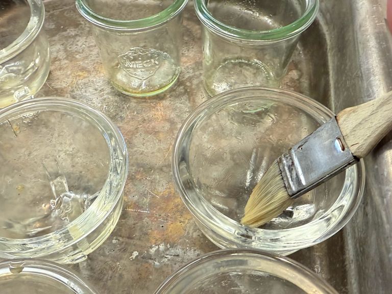 Schritt 2: Spinat für Trüffel-Spinat-Ei in Gläser verteilen Schritt 2: Spinat für Trüffel-Spinat-Ei in Gläser verteilen