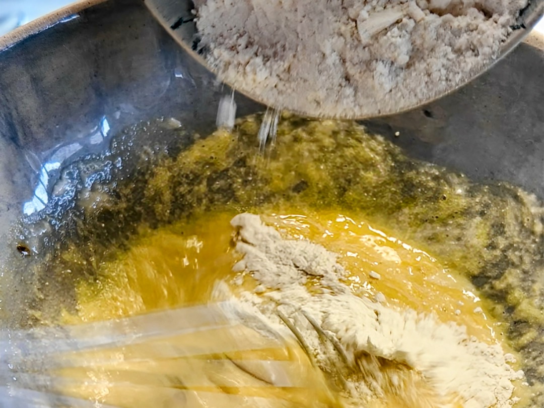 Schritt 4: Teig für Golden Pancake mit Beerenkompott fertigstellen 