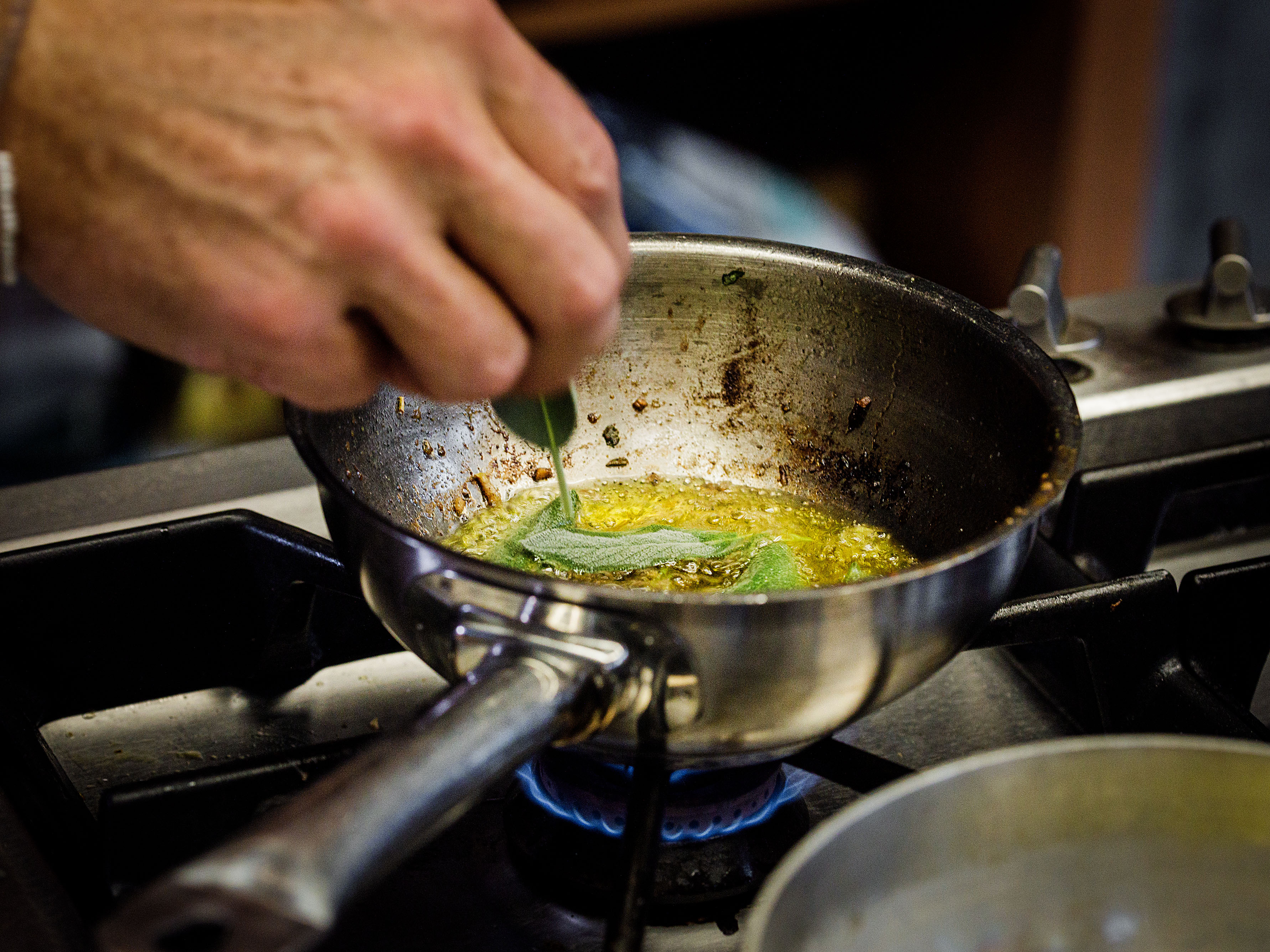 Schritt 3: Salbeiblätter in Olivenöl hinzugeben und unter häufigem Rühren braten, bis sie dunkelgrün sind