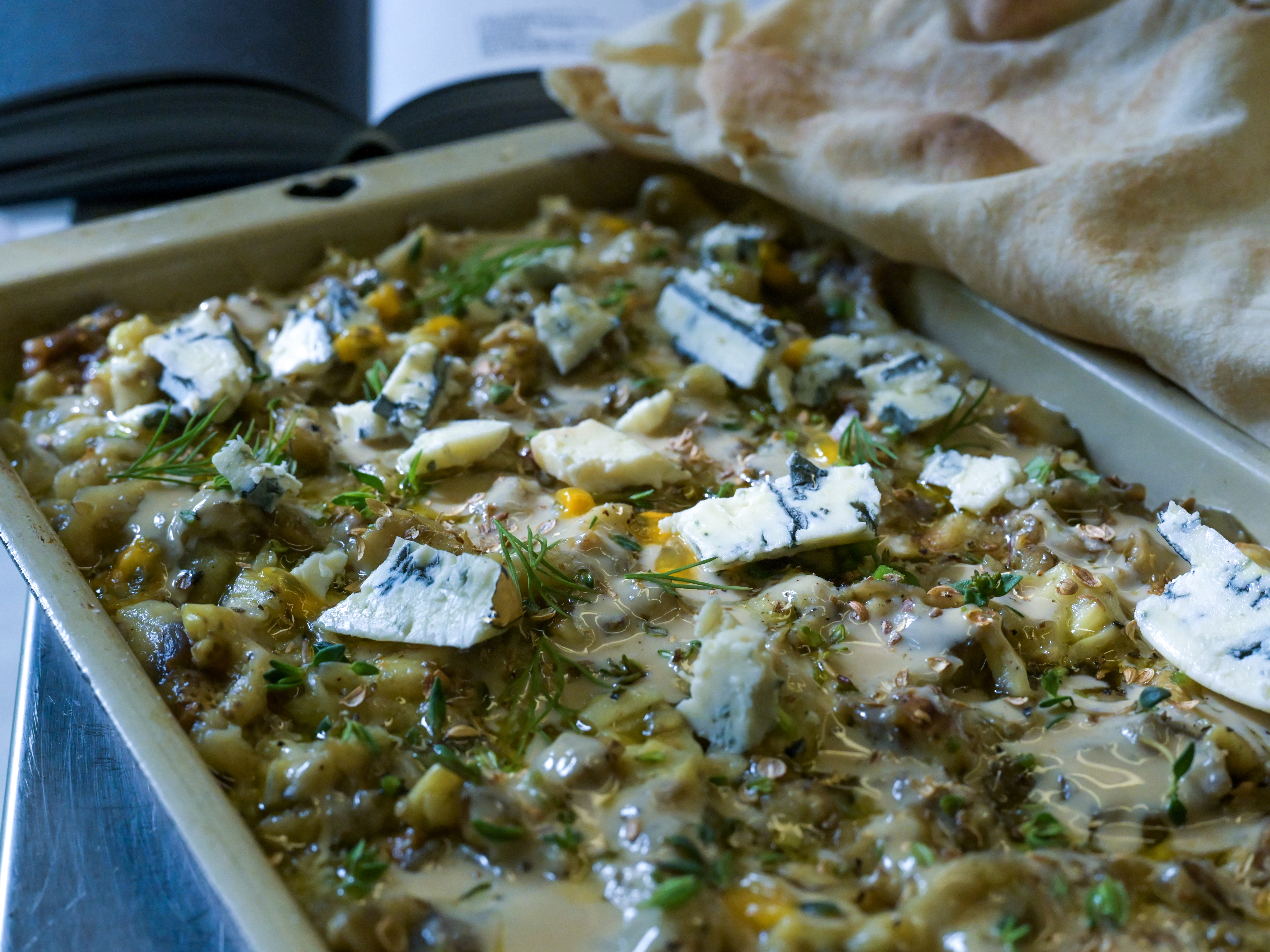 Schritt 4: Auberginen Carpaccio mit Tahin und Gorgonzola anrichten.