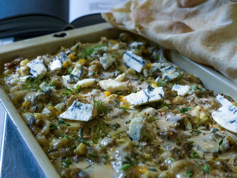 Schritt 4: Auberginen Carpaccio mit Tahin und Gorgonzola anrichten. Schritt 4: Auberginen Carpaccio mit Tahin und Gorgonzola anrichten.