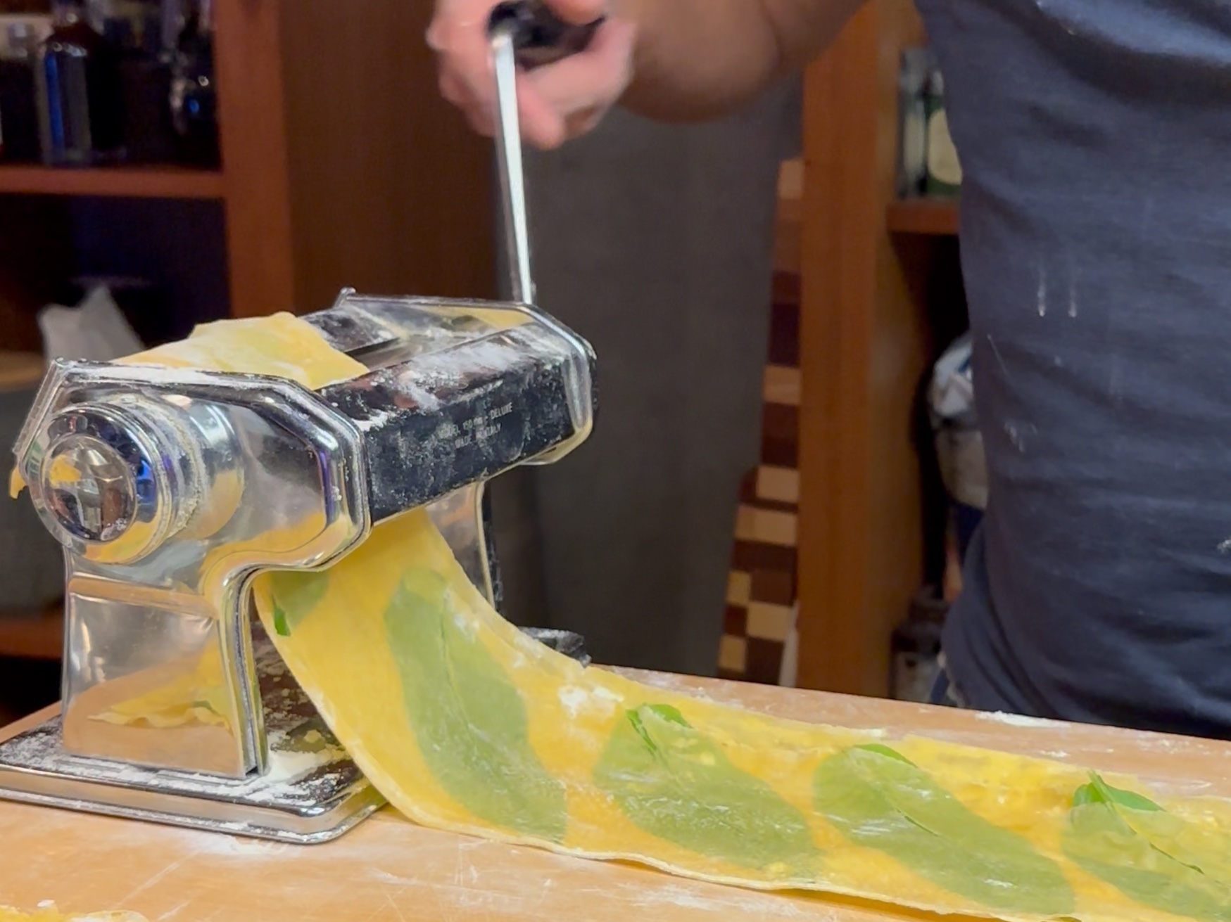 Schritt 3: Die Bärlauchblätter dekorativ zwischen zwei Pastabahnen legen und diese zweimal durch die Pastamaschine drehen