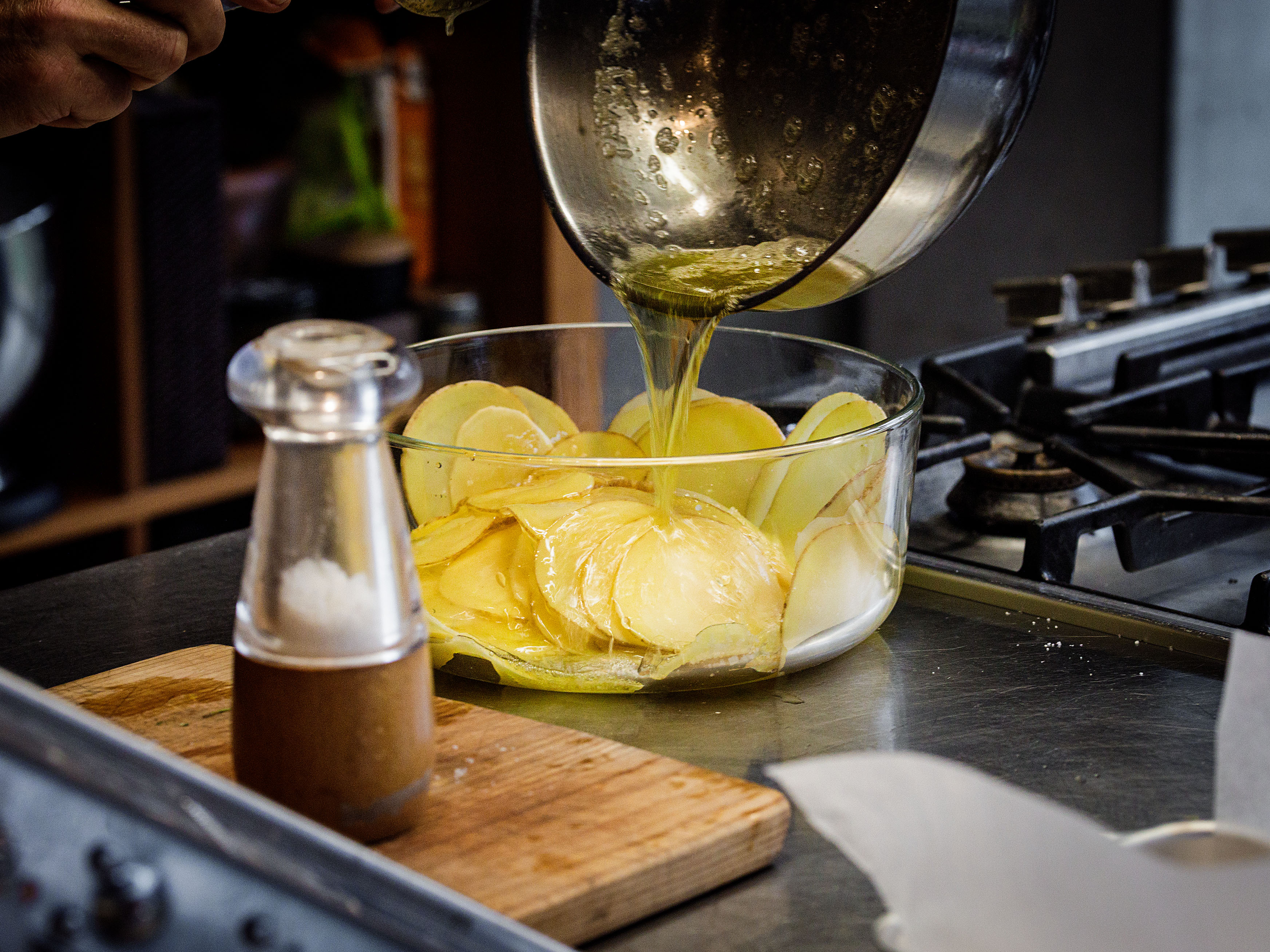 Schritt 1: Fett zerlassen, über die Kartoffelscheiben giessen, gut mischen und salzen