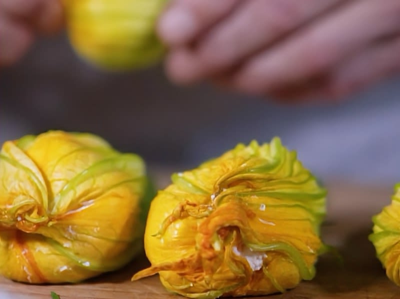 Schritt 2: Ricotta-Füllung und Zucchiniblüten für Fiori di zucca ripieni vorbereiten 