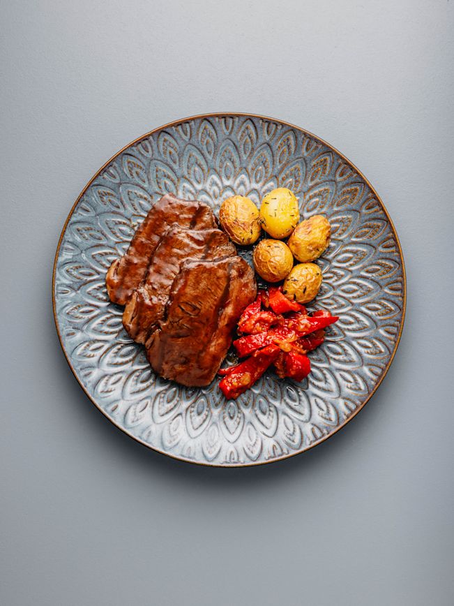 Brasato al vino rosso mit Peperonata und Patate al forno Rezept Brasato al vino rosso mit Peperonata und Patate al forno Rezept