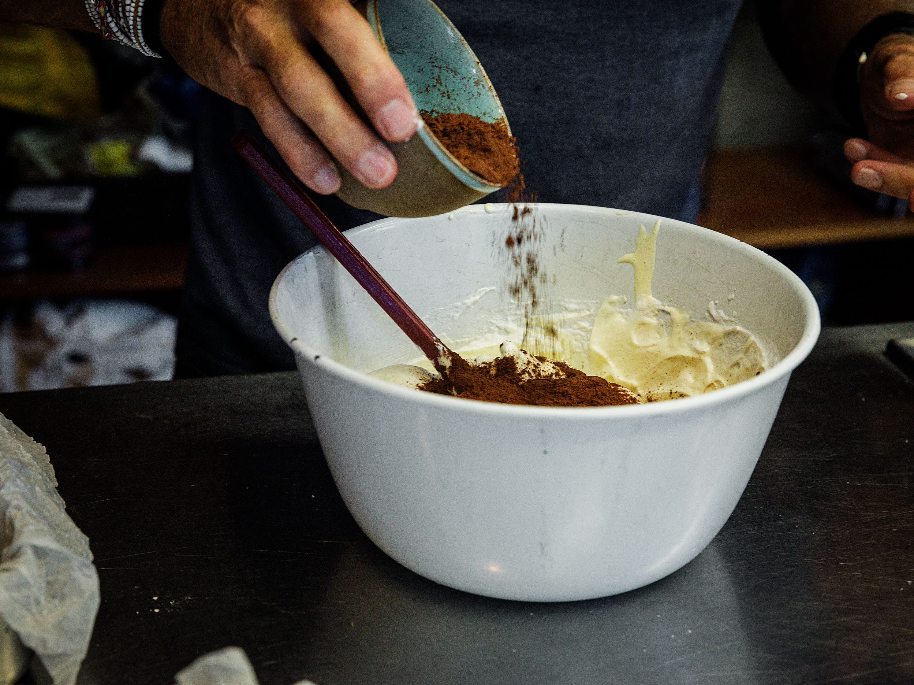 Schritt 2: Schokoladenbiscuit für Glutenfreie Heidelbeer-Schokoladenmeringue-Roulade zubereiten 