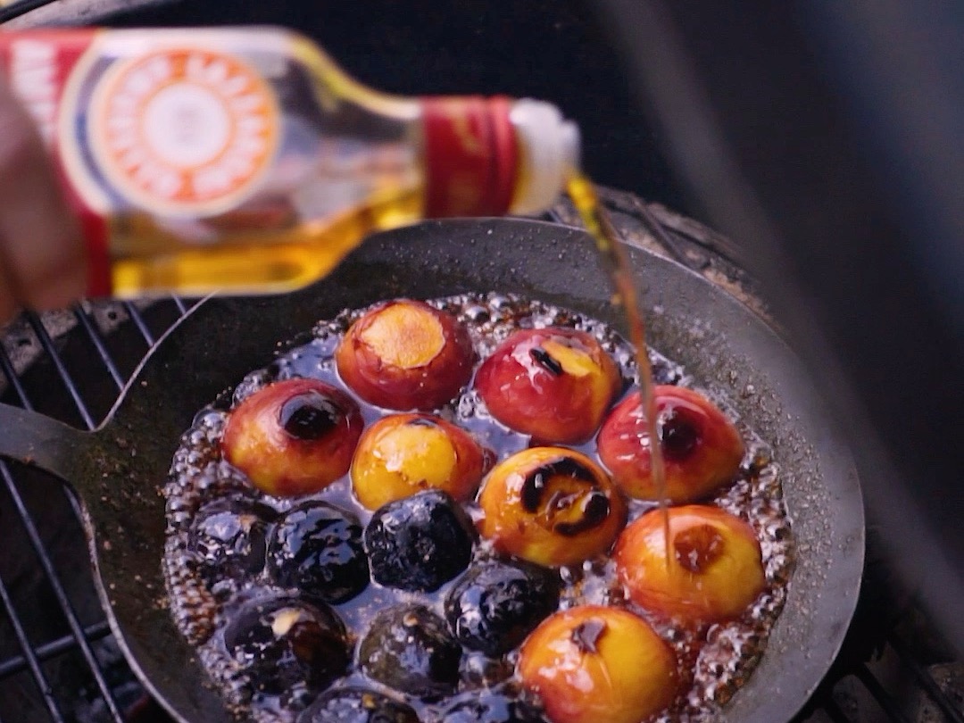 Schritt 2: Karamellisieren der Früchte und Aromatisieren mit Amaretto 