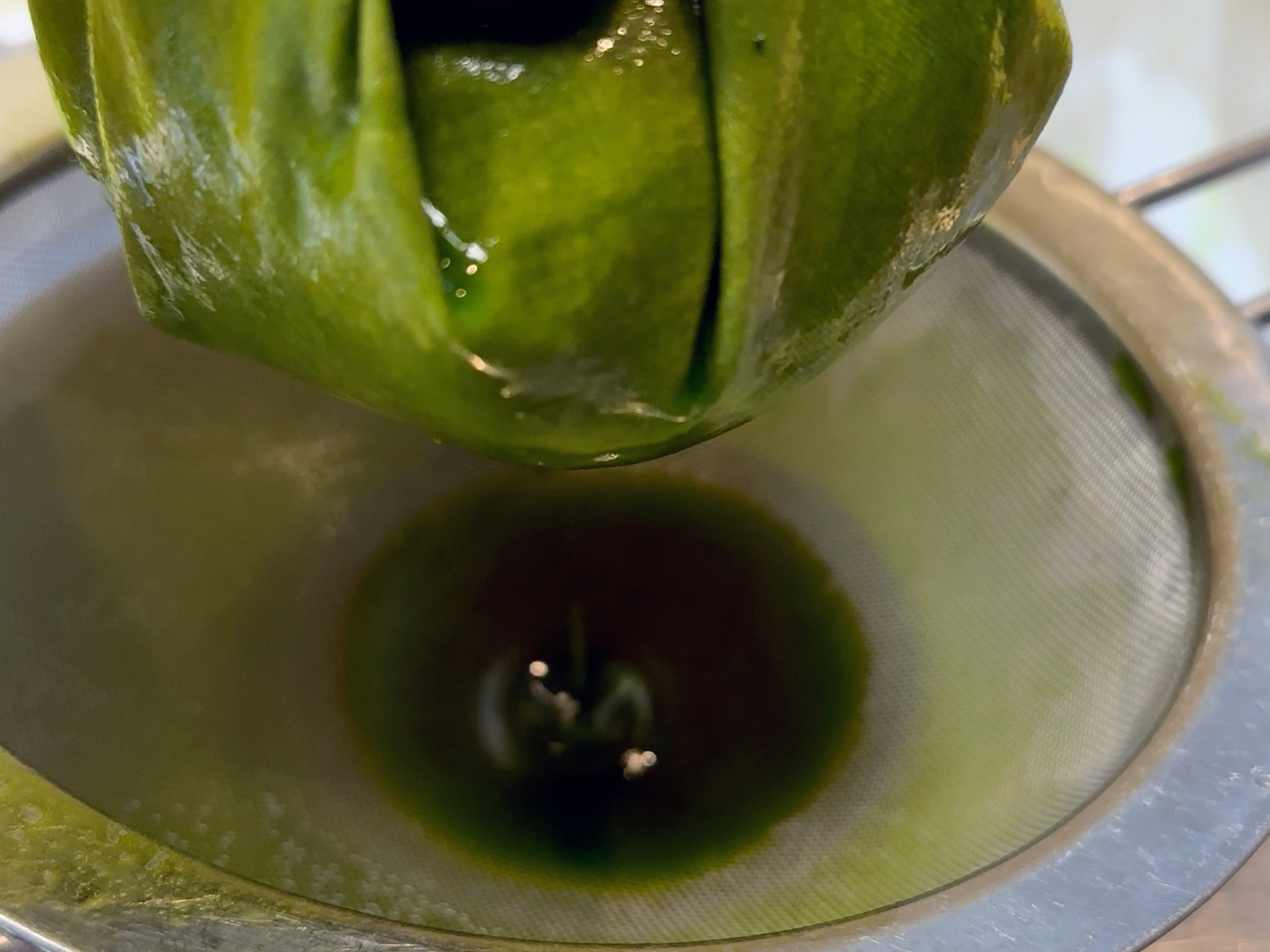 Schritt 2: Über einem Sieb aufhängen und das Öl in eine Schüssel abtropfen lassen