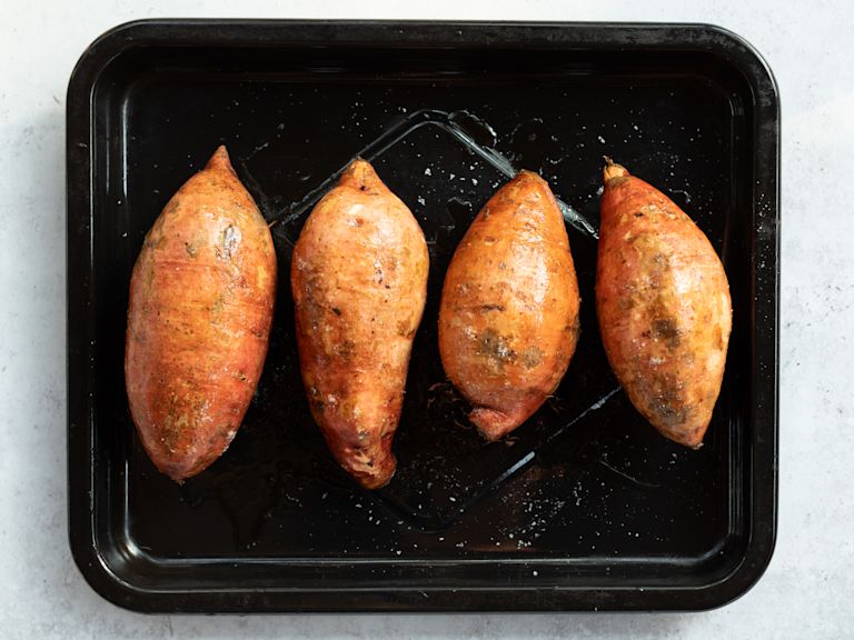 Schritt 1: Süsskartoffeln für Gefüllte Süsskartoffeln mit Kichererbsen backen Schritt 1: Süsskartoffeln für Gefüllte Süsskartoffeln mit Kichererbsen backen