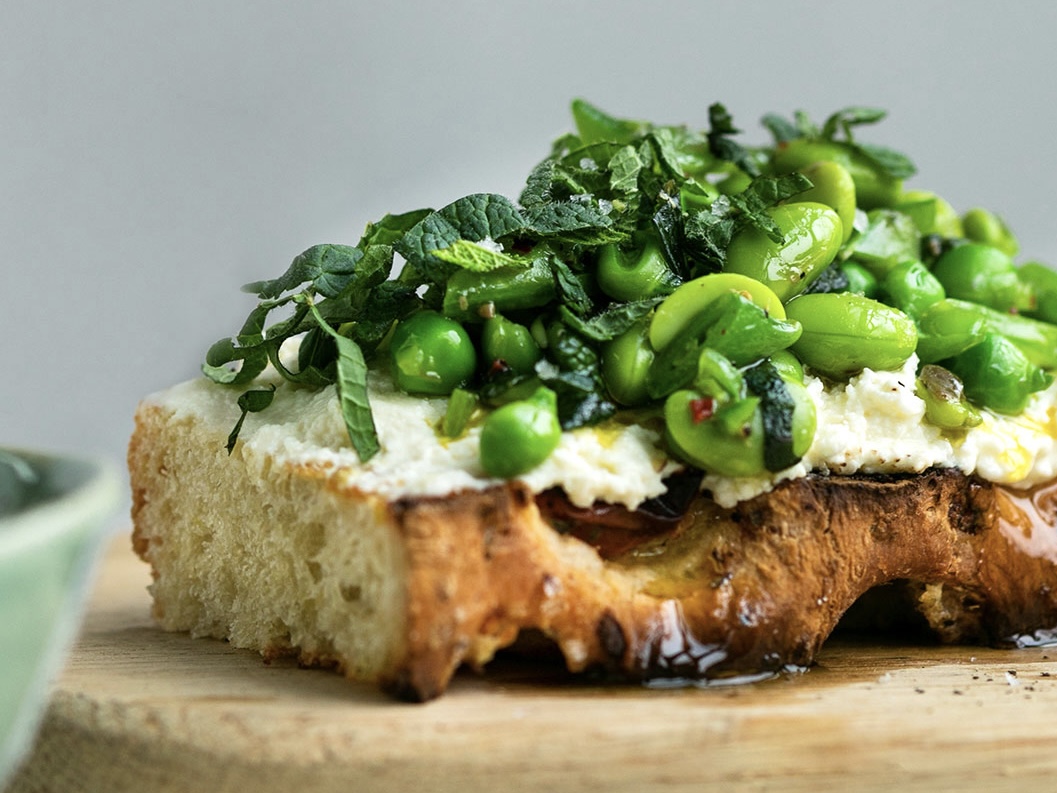 Schritt 2: Erbsen-Ricotta Bruschette mit Minze zubereiten 