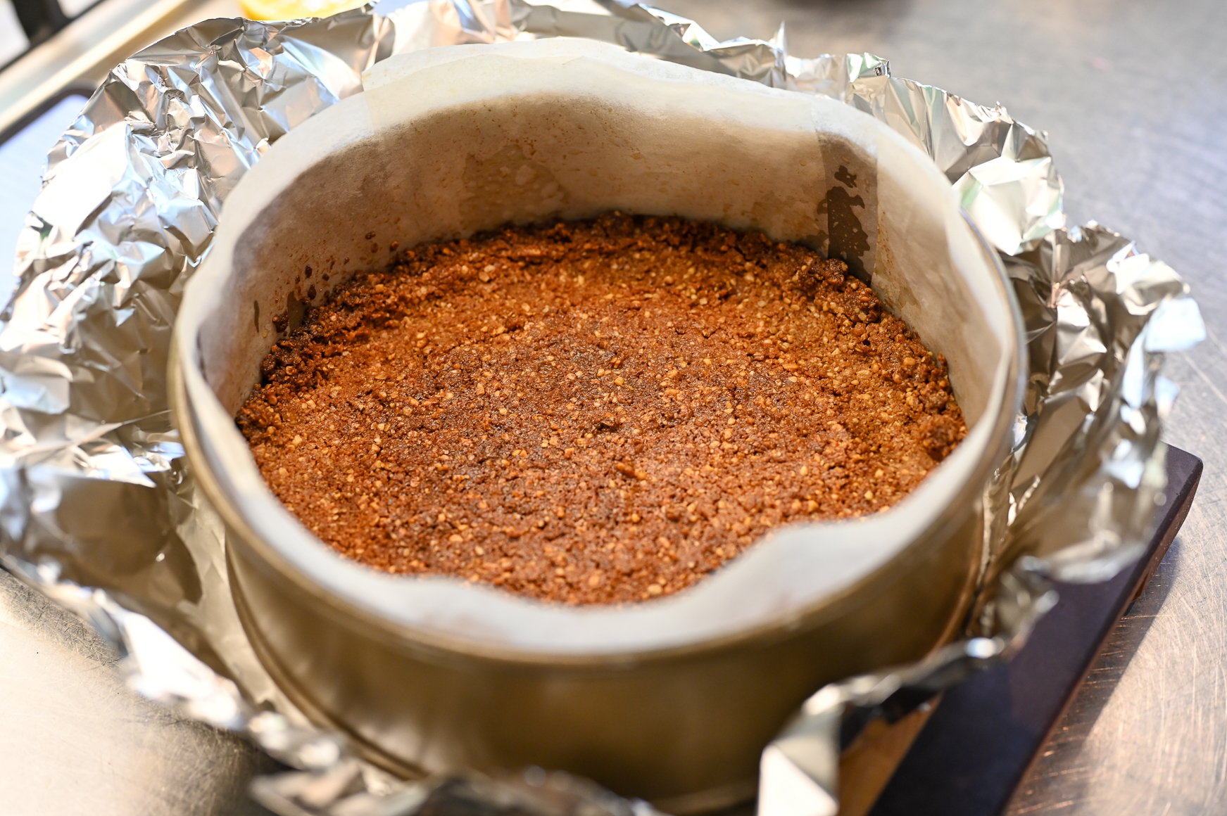 Schritt 1: Biscuitboden für Mascarpone-Meringue-Cheesecake mit Passionsfrucht zubereiten 