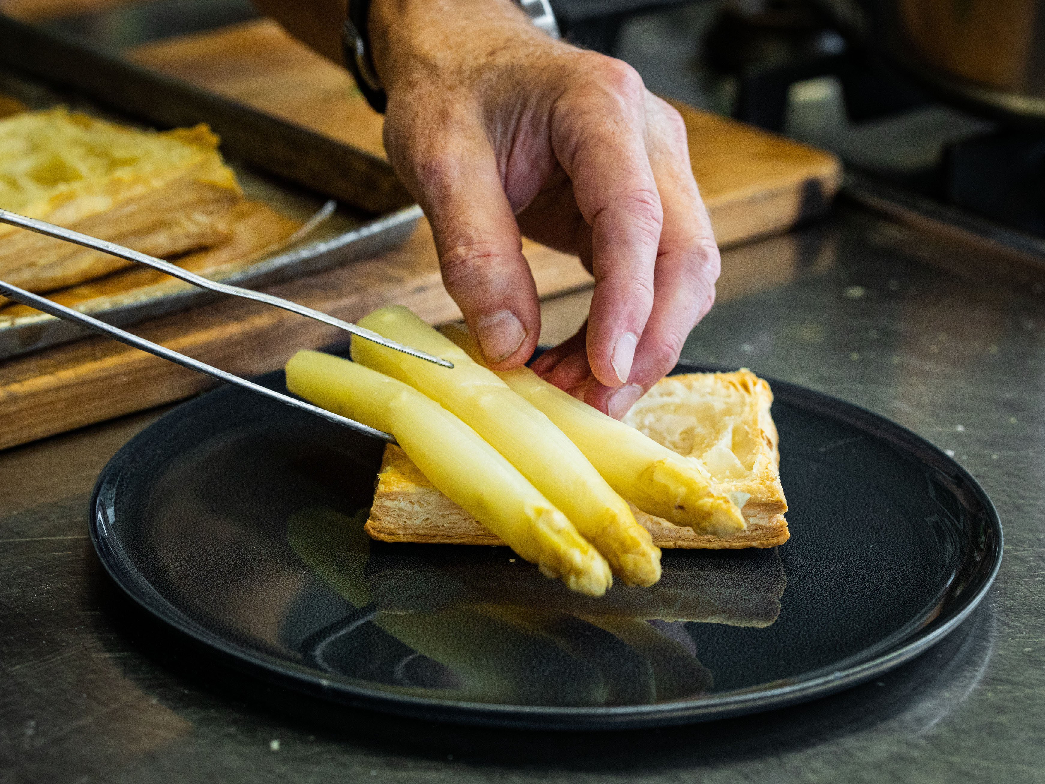 Schritt 4:  Die abgetropften Spargel gleichmässig auf die 4 Böden verteilen