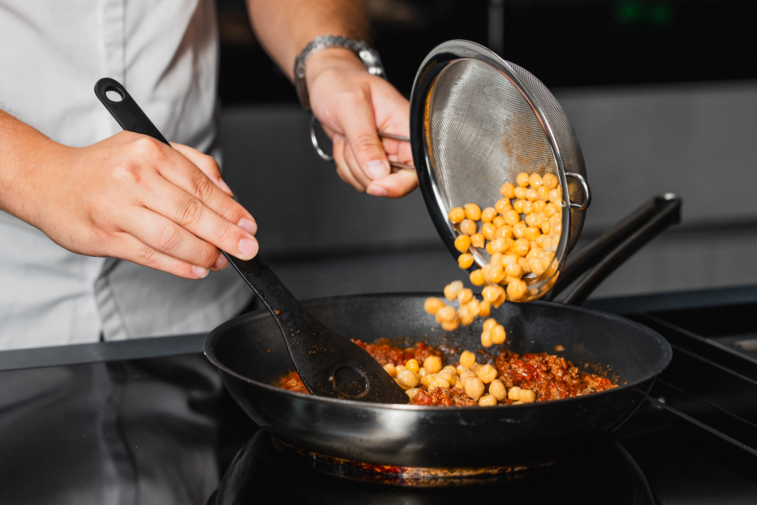 Schritt 2: Sauce ablöschen und Gewürze beigeben