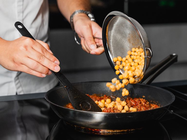 Schritt 2: Sauce ablöschen und Gewürze beigeben Schritt 2: Sauce ablöschen und Gewürze beigeben