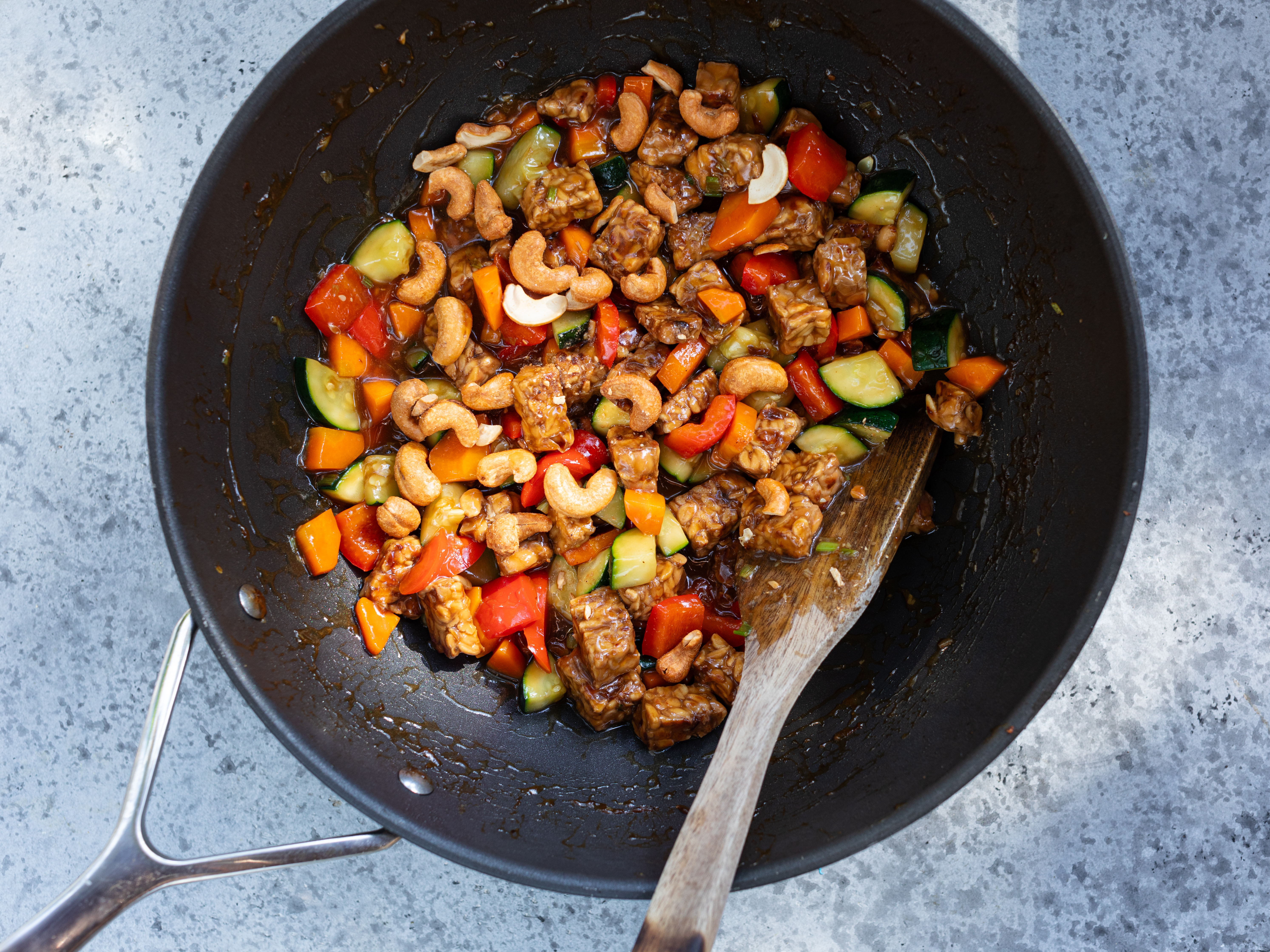 Schritt 6:  Alles  für Tempeh-Cashew Stir Fry zusammenbringen