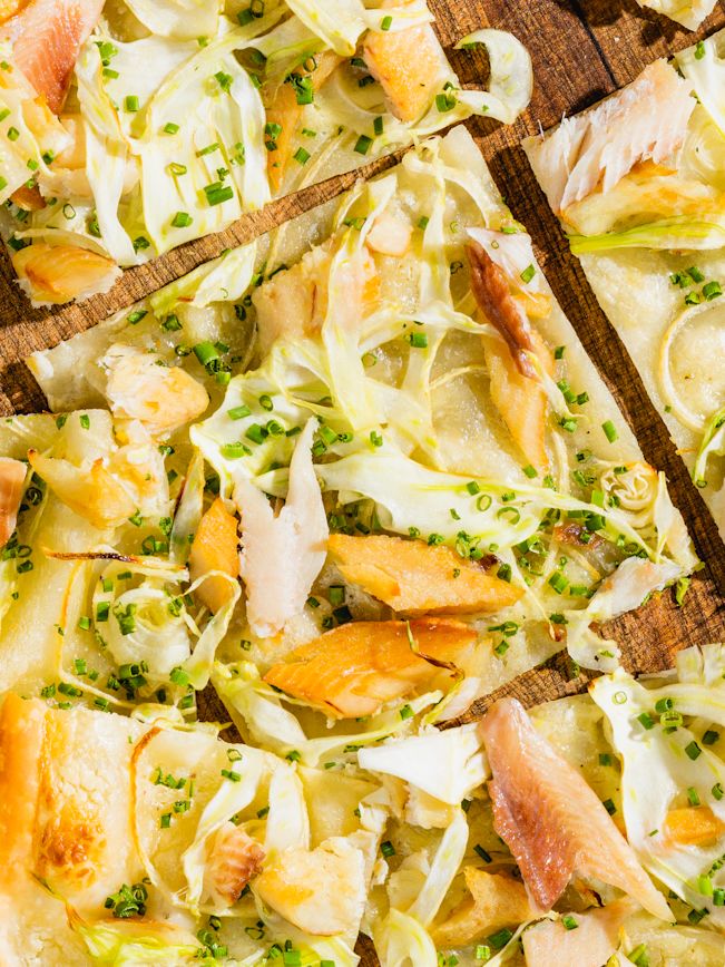 Flammkuchen mit Rauchforelle, Meerrettich und Fenchel Rezept 2 Flammkuchen mit Rauchforelle, Meerrettich und Fenchel Rezept 2