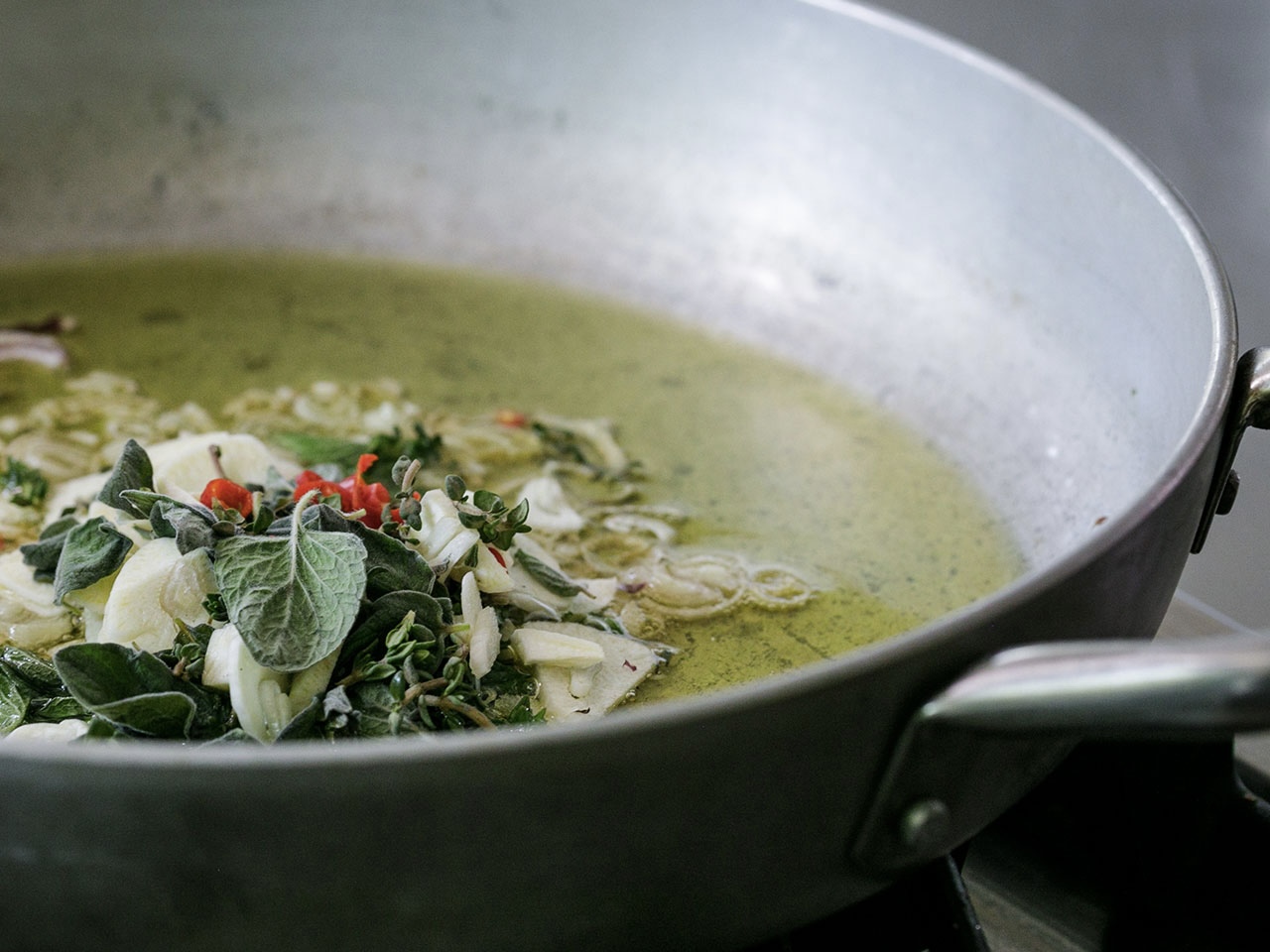 Schritt 2: Zwiebel-Kräuter-Mischung für Tintenfischsalat mit Chorizo zubereiten