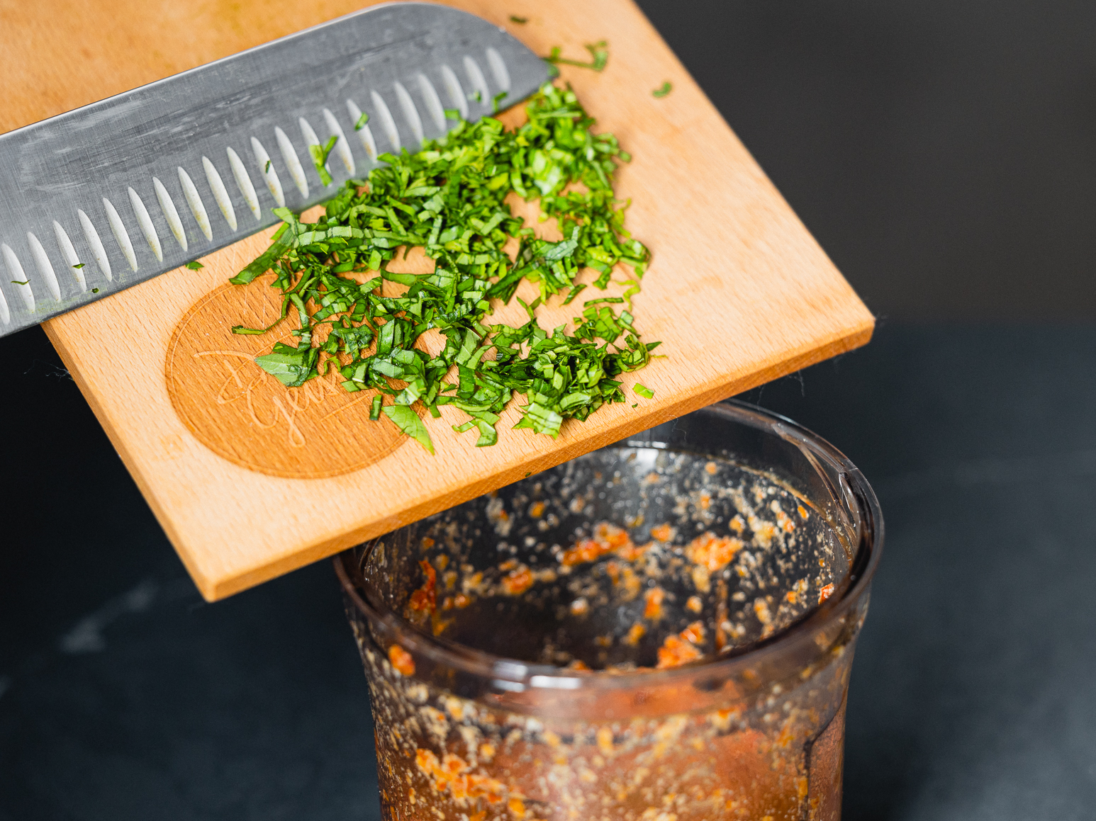 Schritt 2: Tomaten-Pesto mit getrockneten Tomaten, Knoblauch und Basilikum fertigstellen