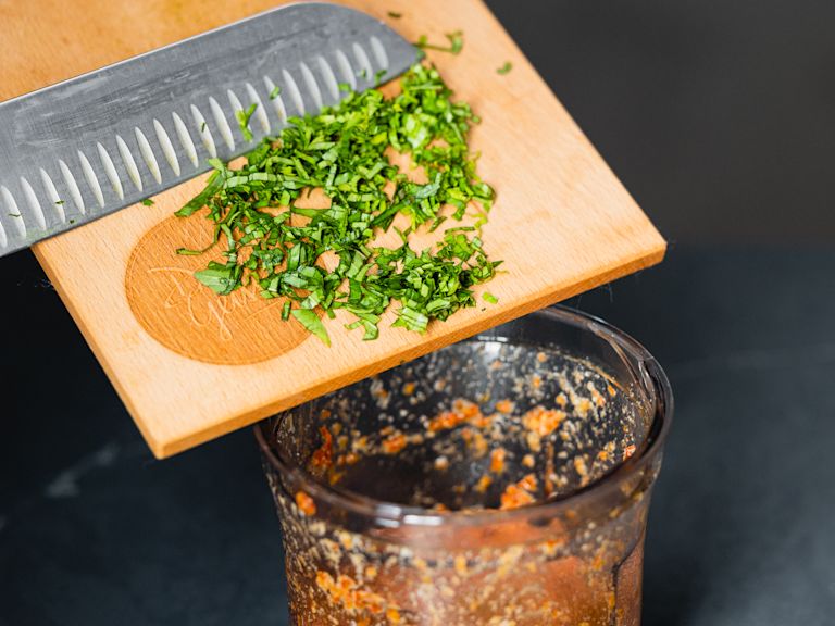 Schritt 2: Tomaten-Pesto mit getrockneten Tomaten, Knoblauch und Basilikum fertigstellen Schritt 2: Tomaten-Pesto mit getrockneten Tomaten, Knoblauch und Basilikum fertigstellen