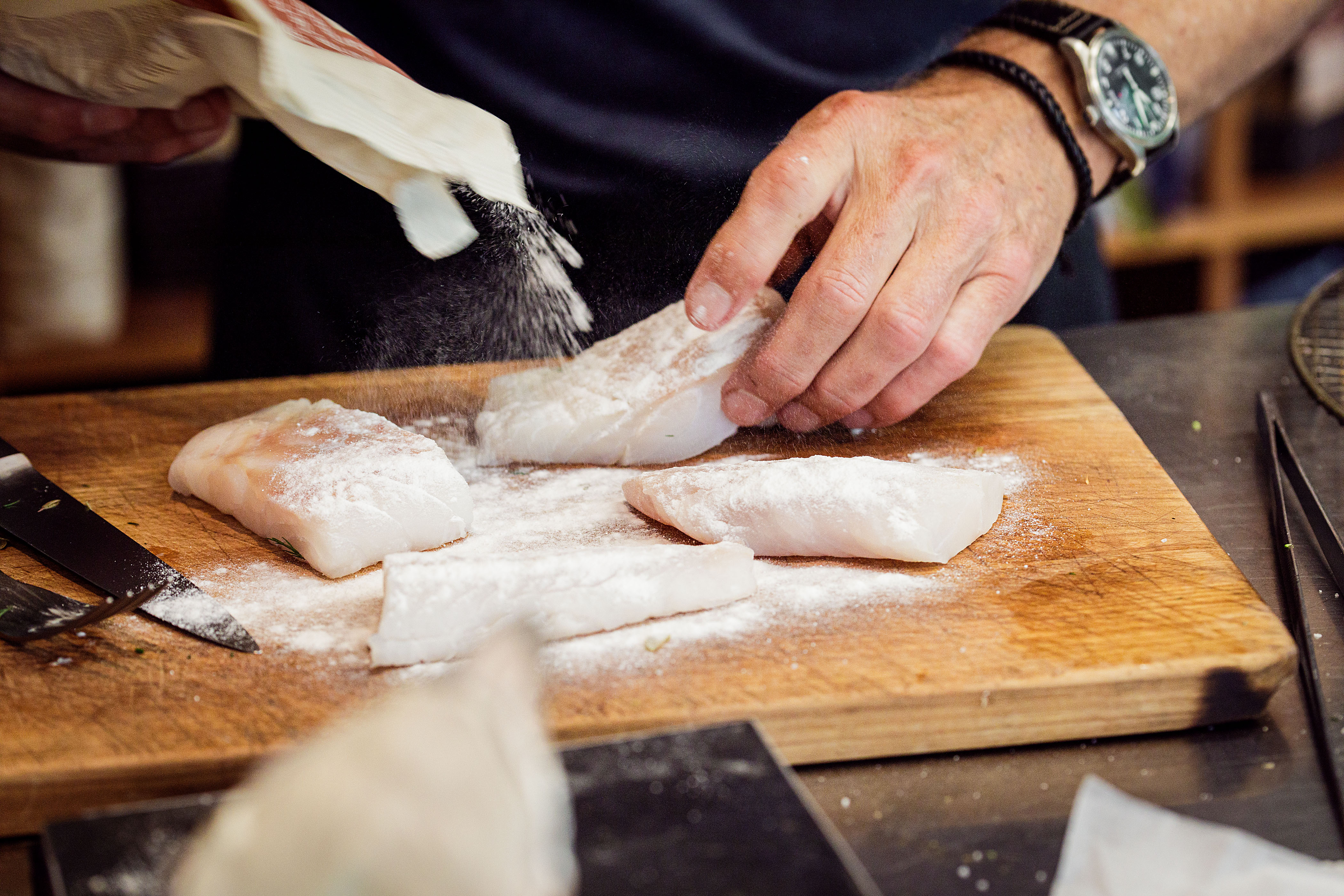 Schritt 4: Fischstücke leicht mit Reismehl bestäuben