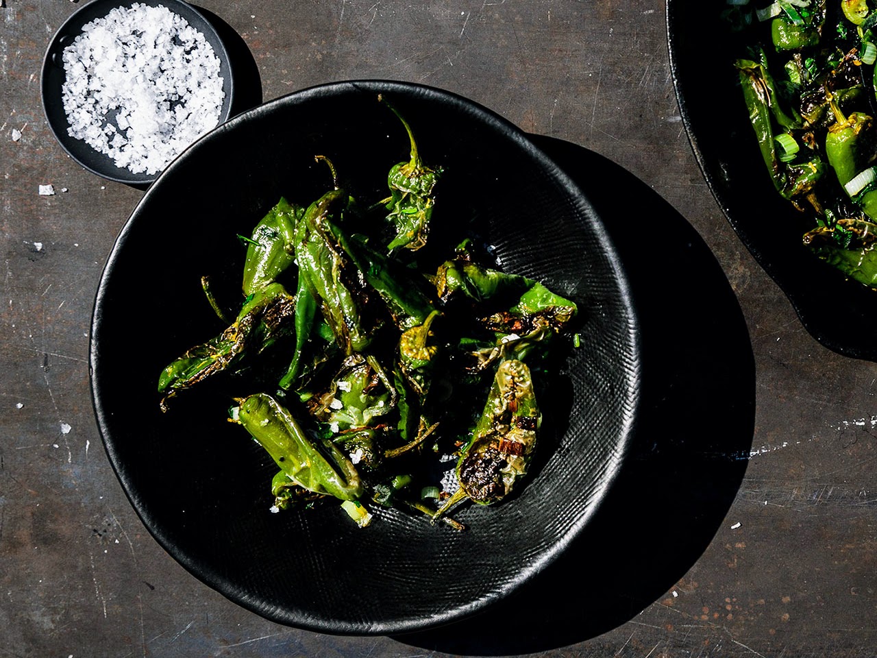 Schritt 3: Pimientos de Padrón mit Zwiebeln und Zitronen würzen und anrichten